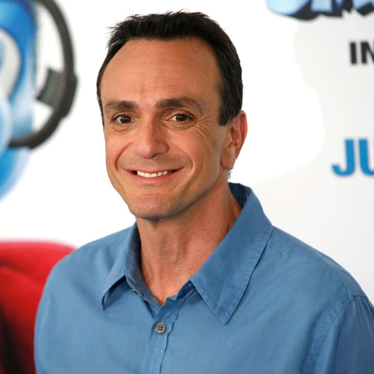 Hank Azaria, blue shirt, promotional backdrop, SD Desktop Wallpaper