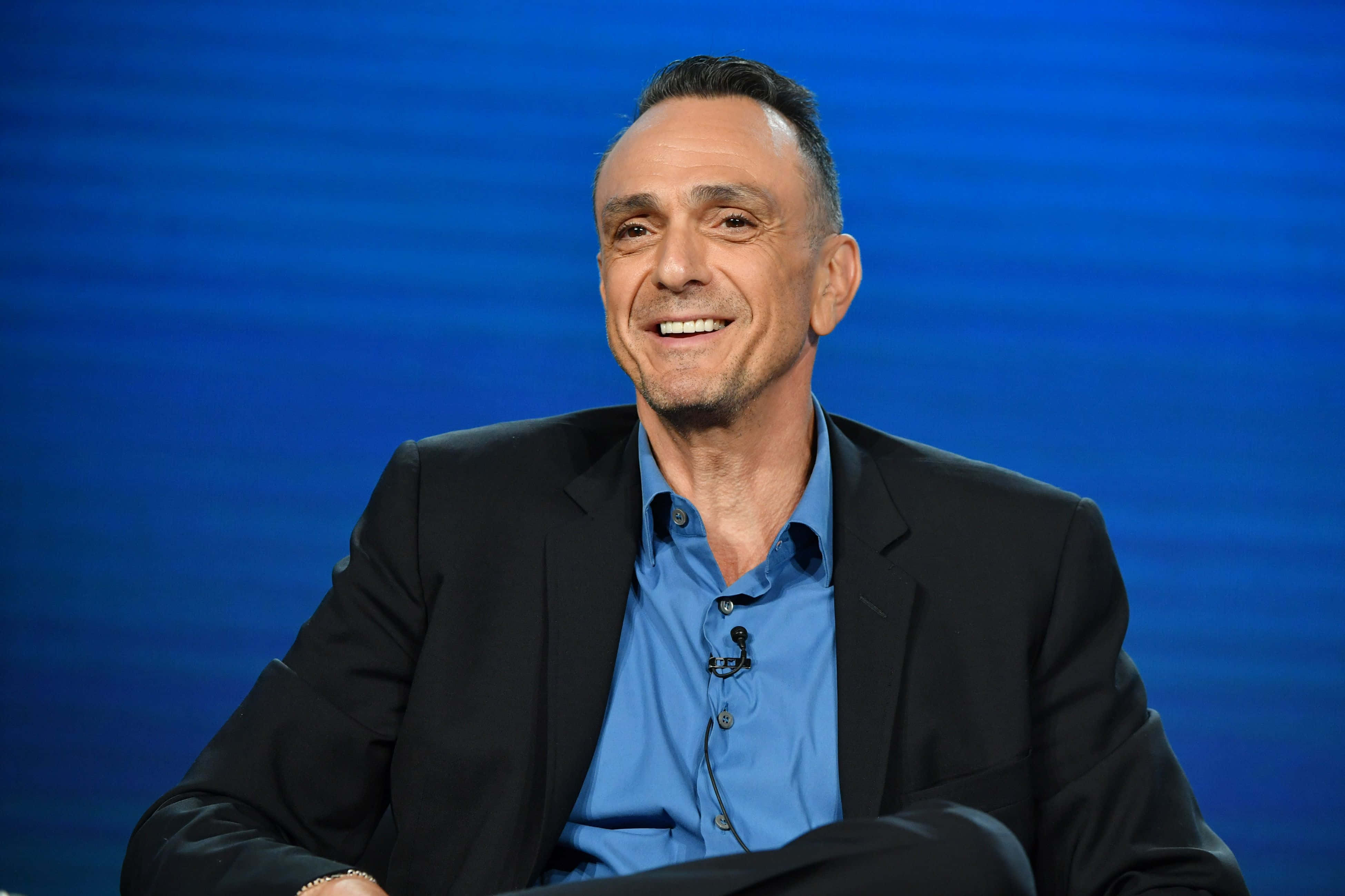 Hank Azaria, black blazer, blue shirt, 4K Desktop Wallpaper