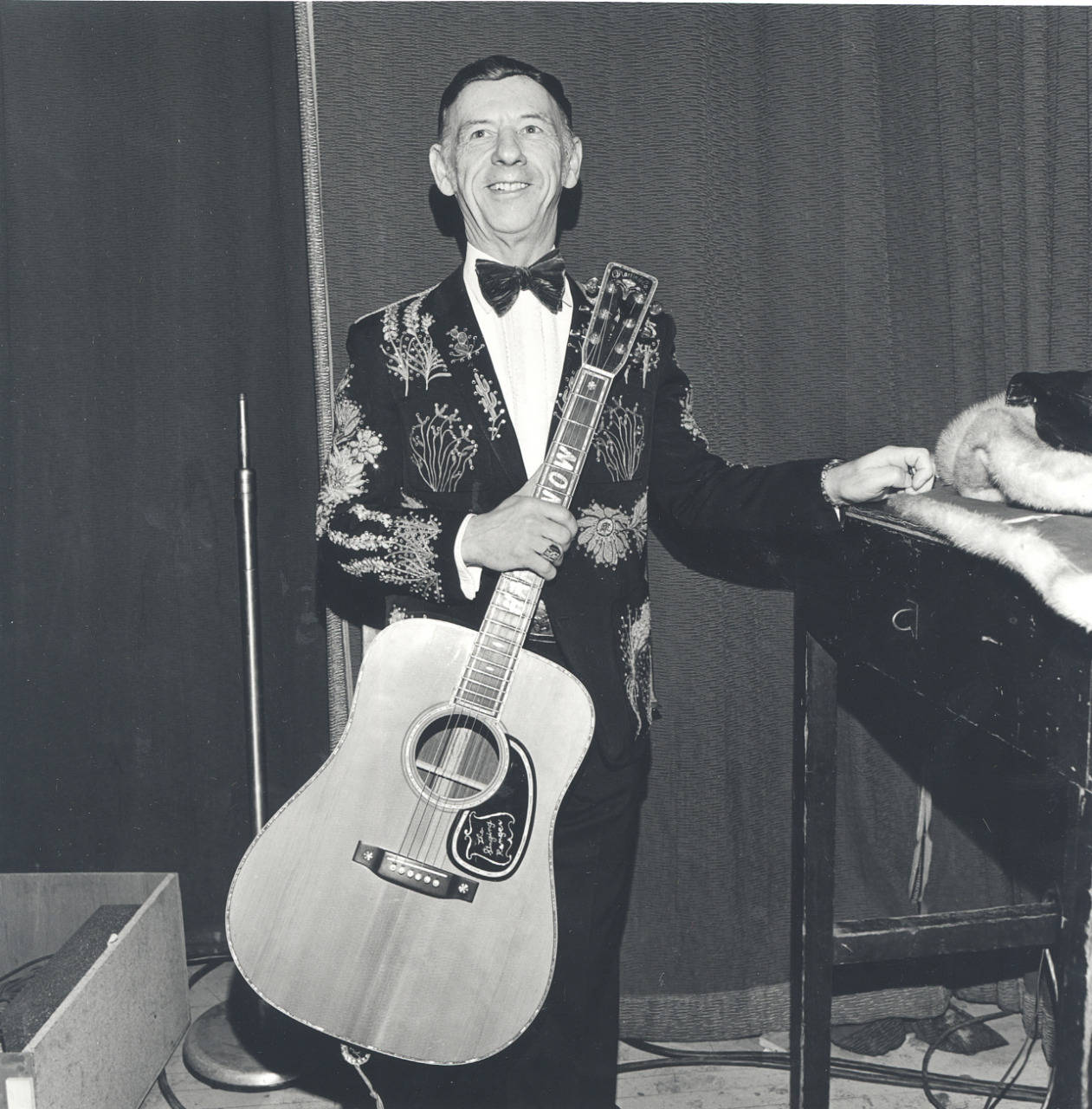 Hank Snow, floral-patterned suit, acoustic guitar, HD Phone Wallpaper
