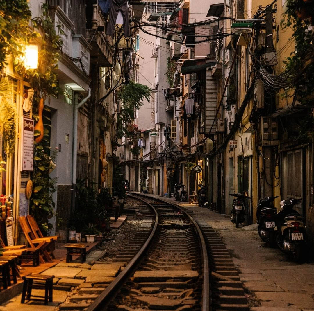Hanoi, narrow urban alleyway, railway tracks, SD Desktop Wallpaper