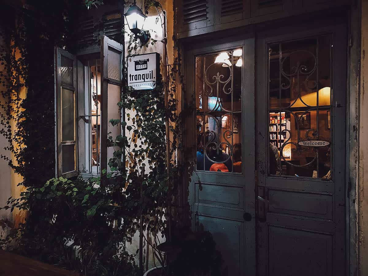 Hanoi, vintage bookstore, ivy climbing walls, SD Desktop Wallpaper