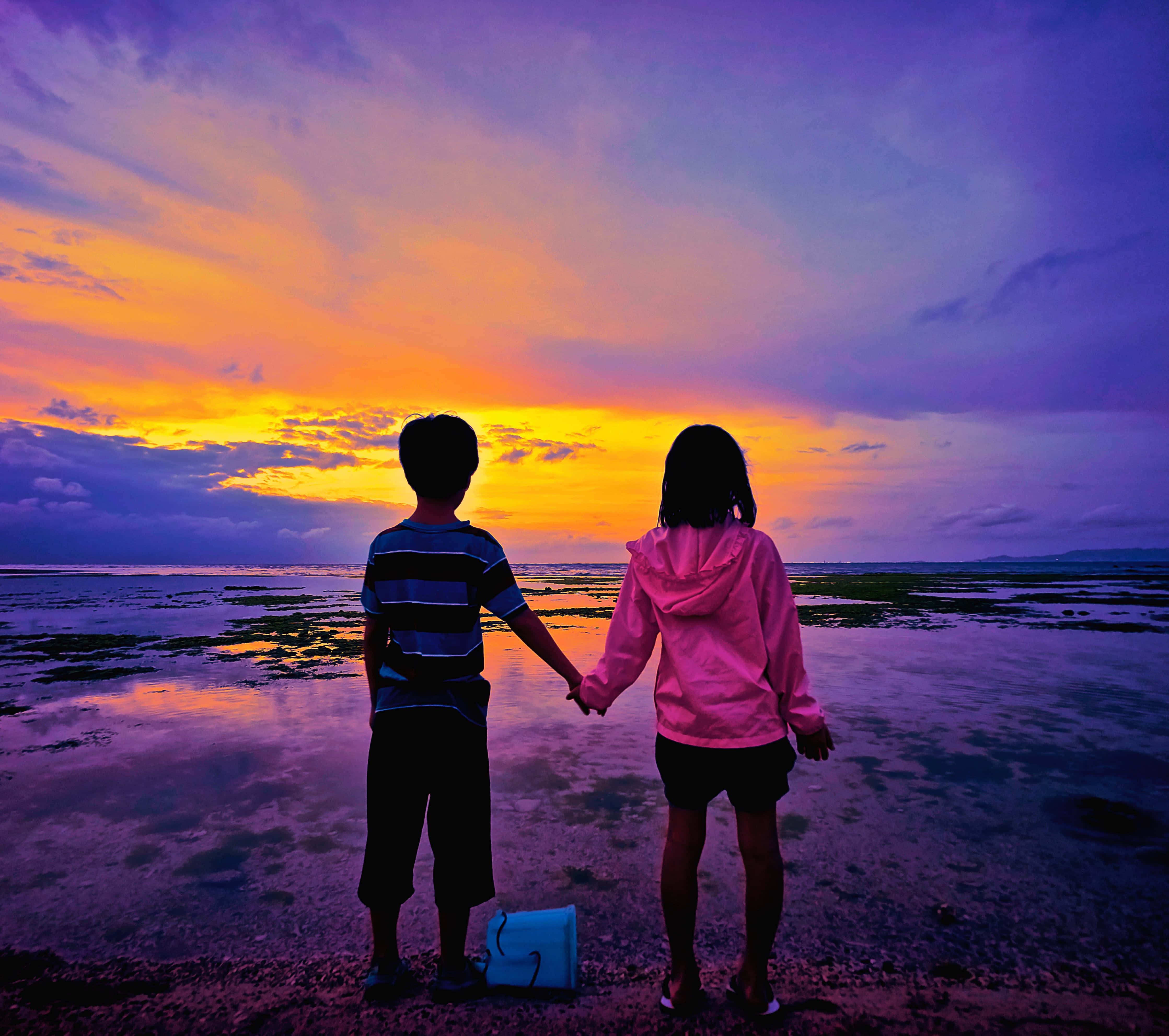 children, vibrant sunset, shallow coastal tide pool, 4K Desktop Wallpaper
