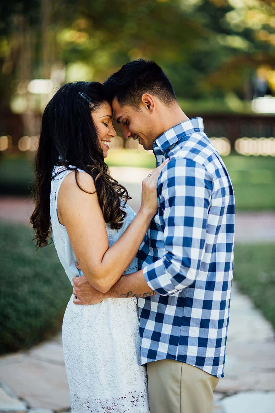 Happy Couple, dusk, garden path, HD Phone Wallpaper