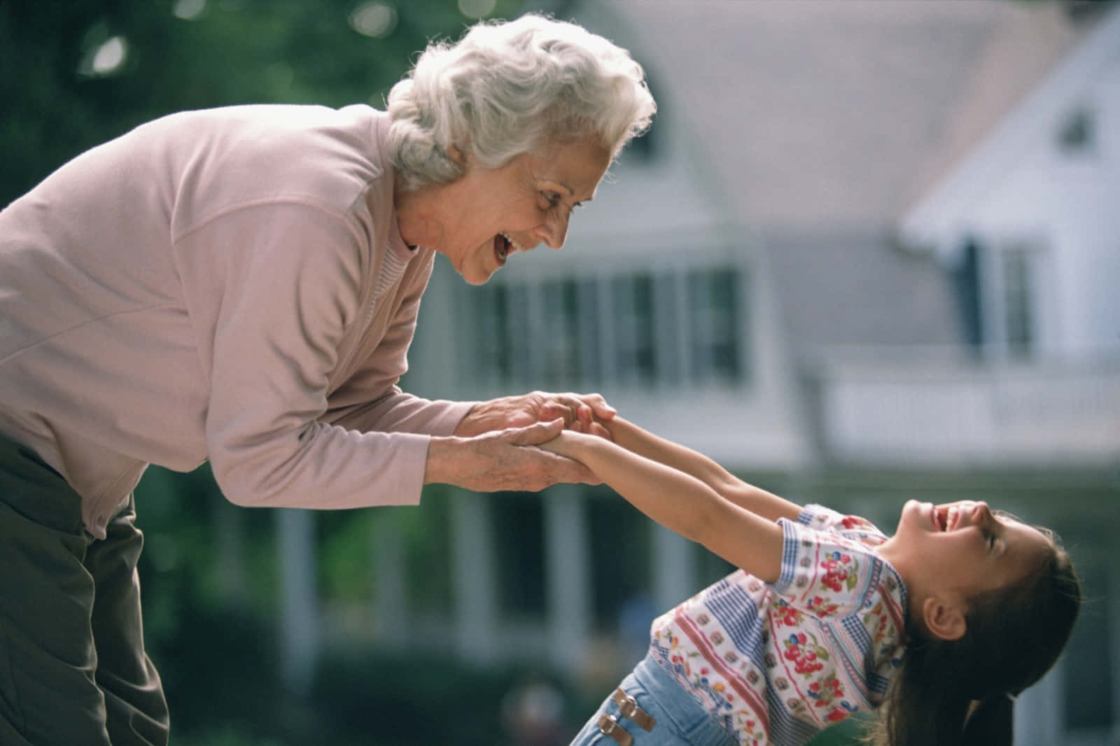 grandmother, granddaughter, sunny day, HD Desktop Wallpaper