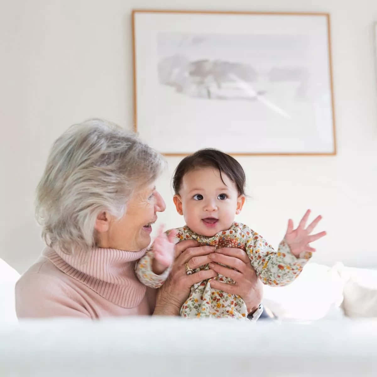 grandmother, grandchild, pink turtleneck, SD Desktop Wallpaper