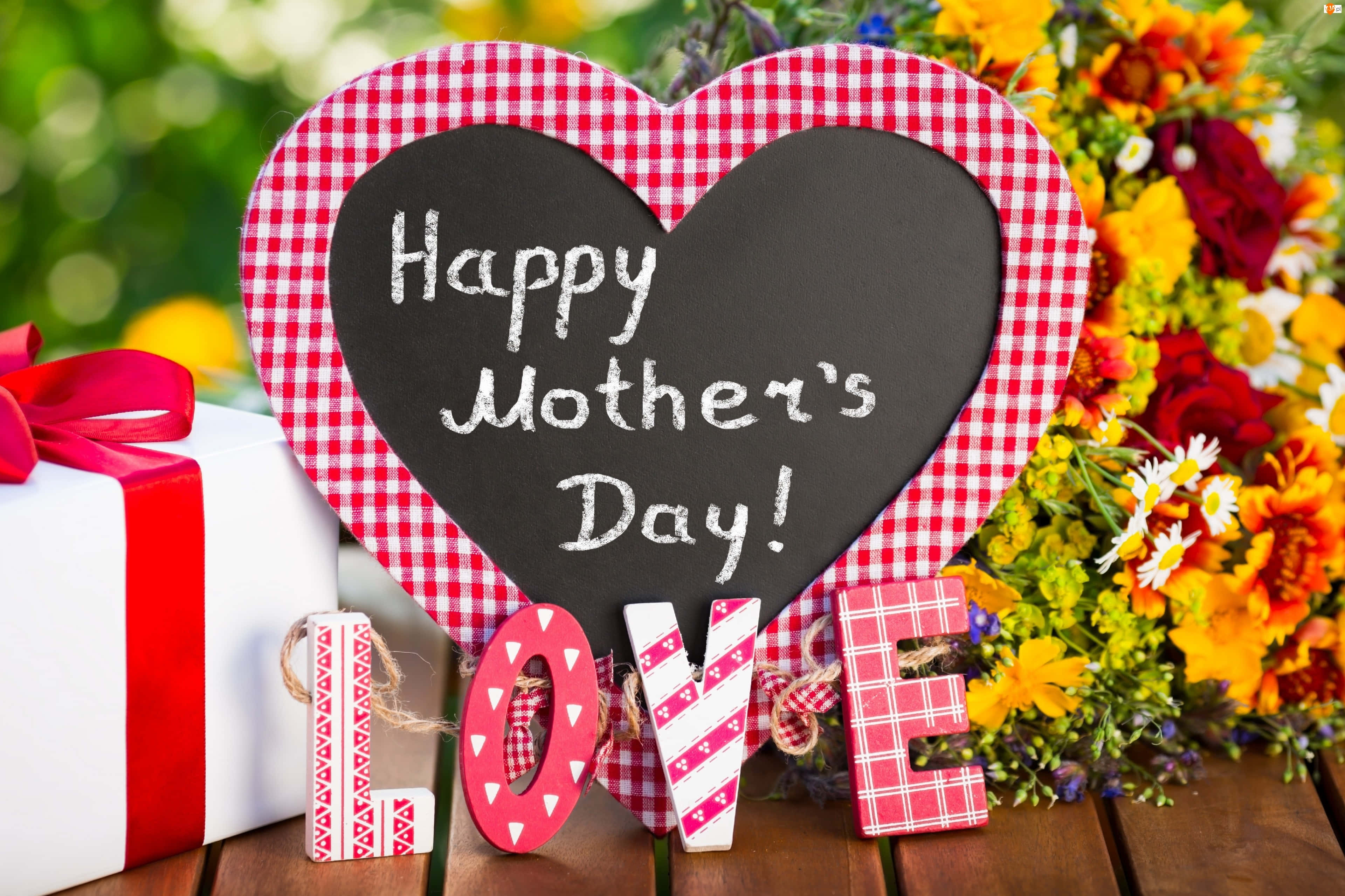 Happy Mother's Day!, heart-shaped chalkboard, flowers, 4K Desktop Wallpaper