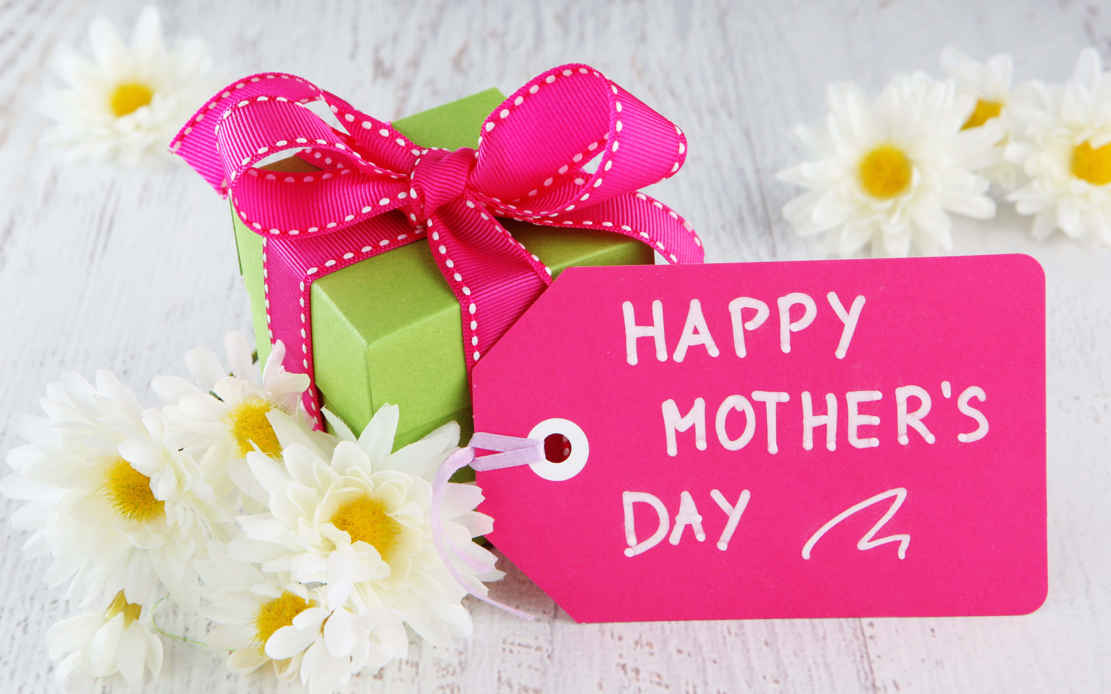 Happy Mothers Day, green gift box, bright pink bow, 4K Desktop Wallpaper