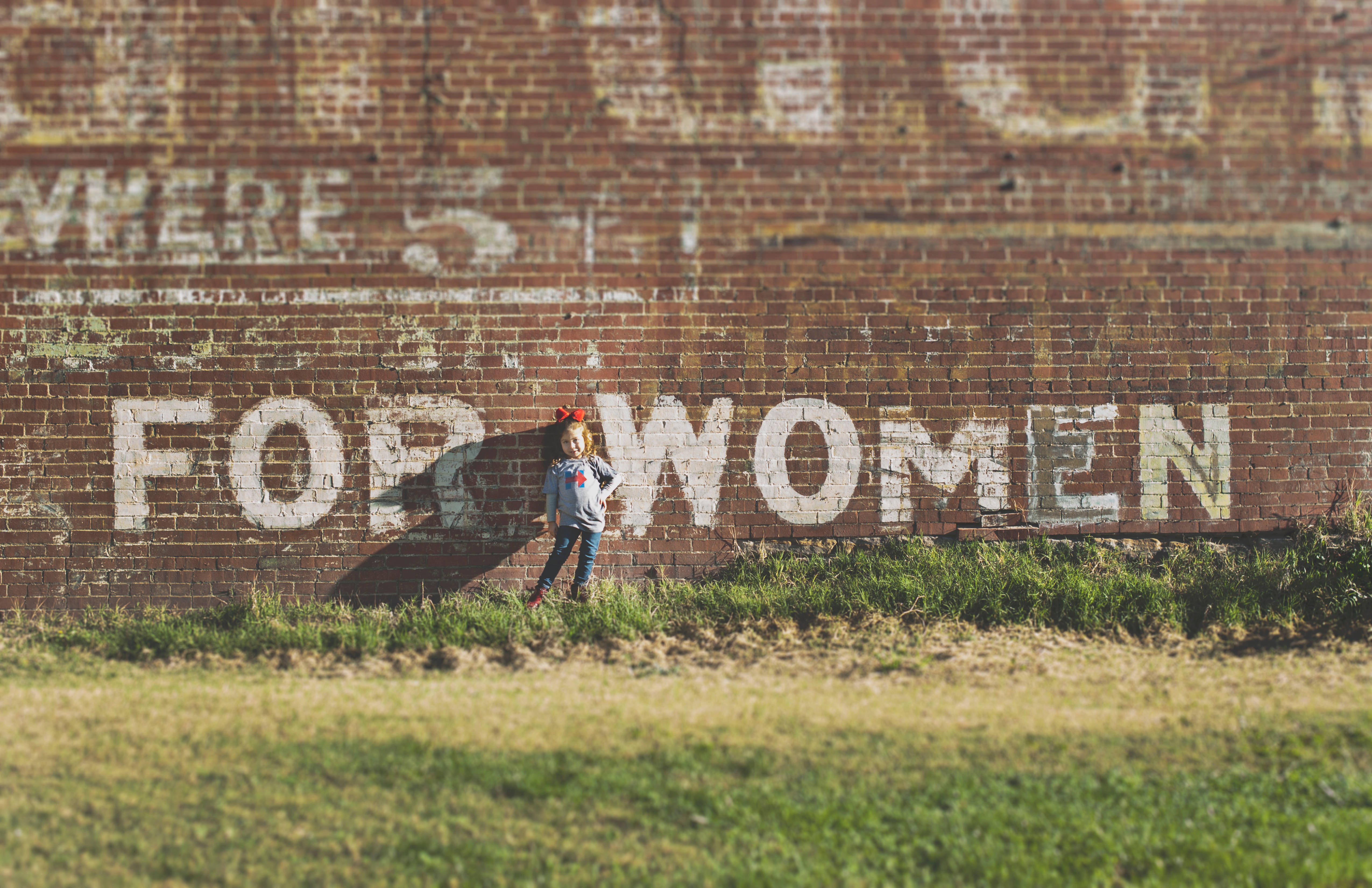 women mural, red bow, weathered brick wall, 4K Desktop Wallpaper