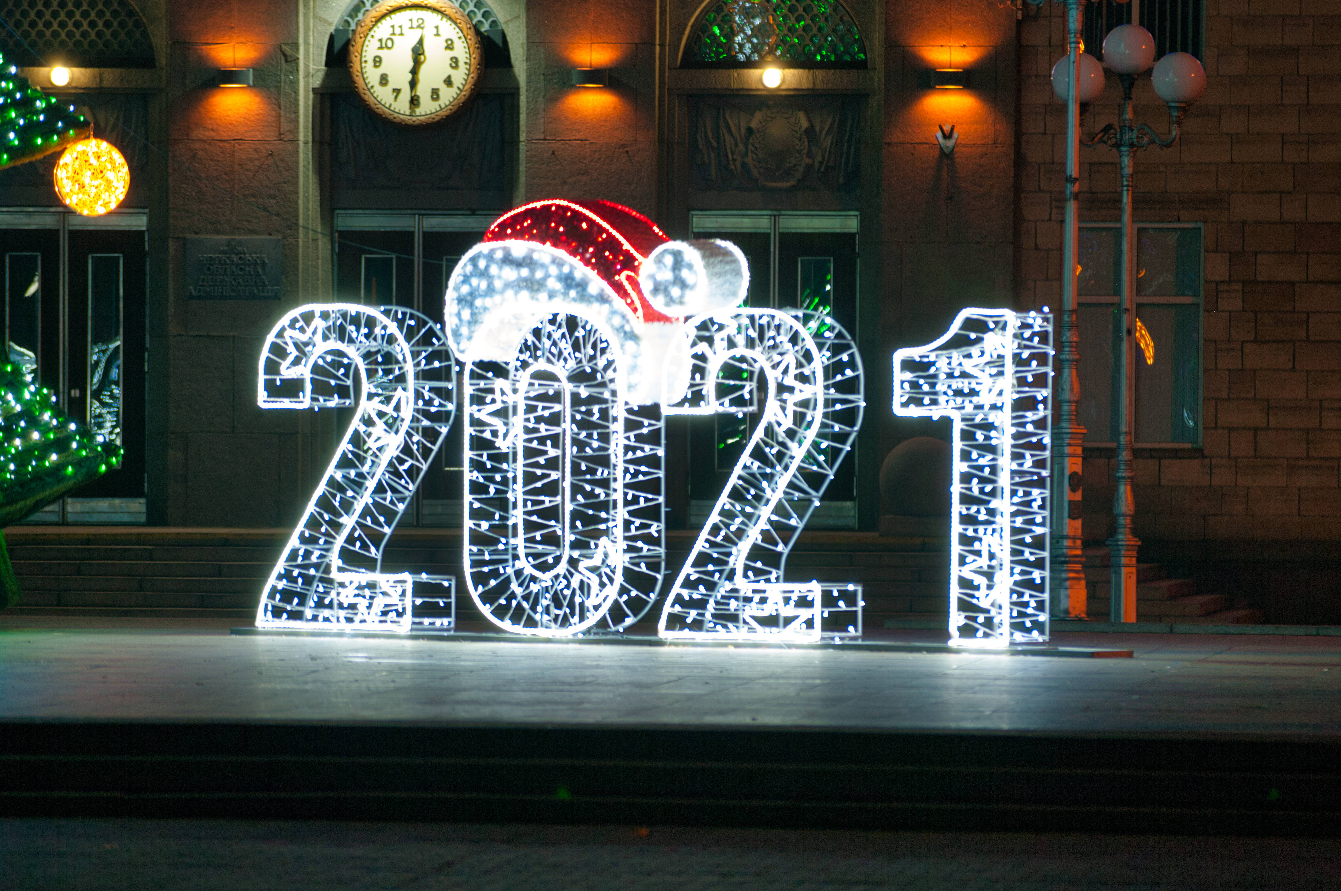 2021 numbers, Santa hat, brick building, 4K Desktop Wallpaper