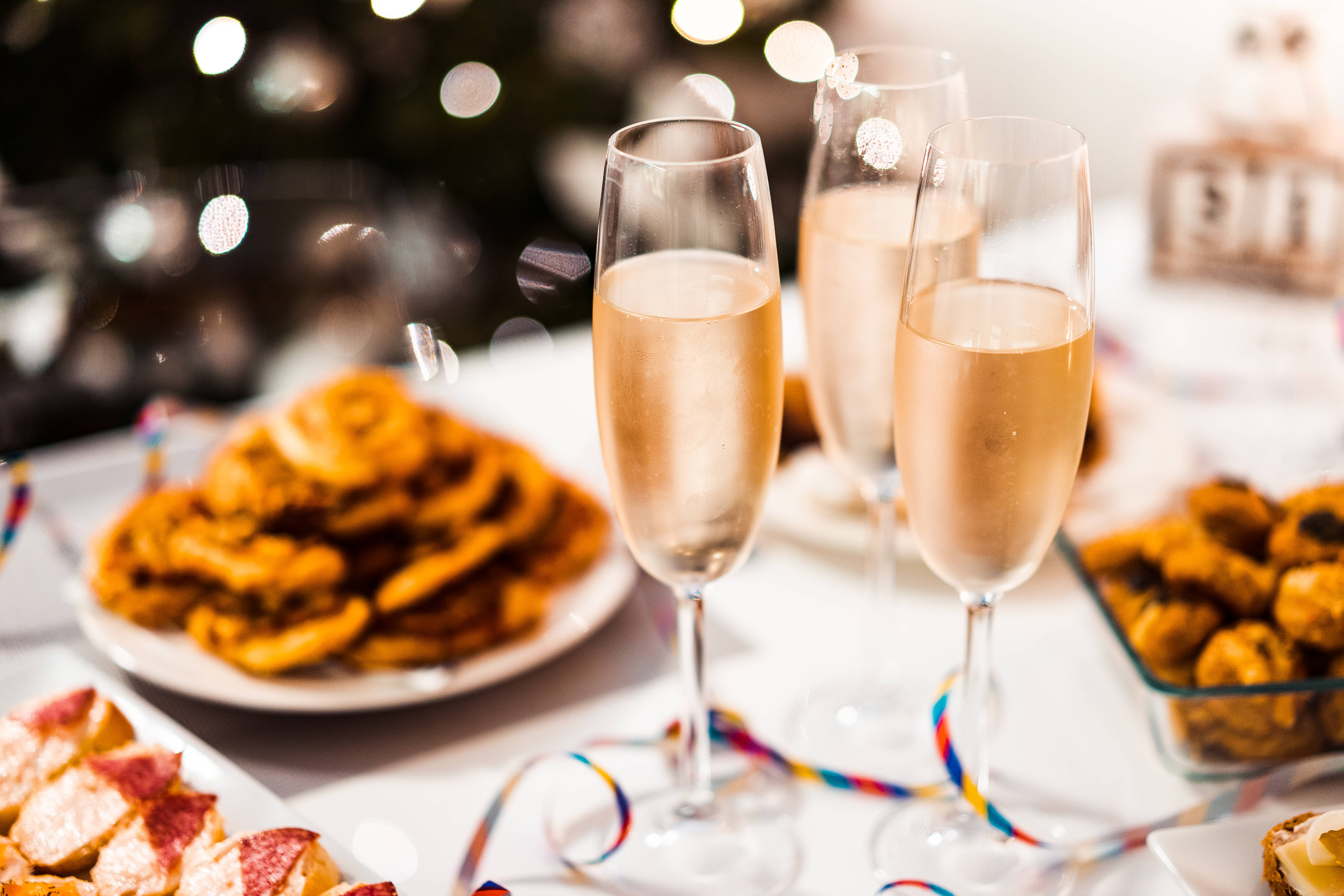 champagne flutes, bubbly, festive table, 4K Desktop Wallpaper