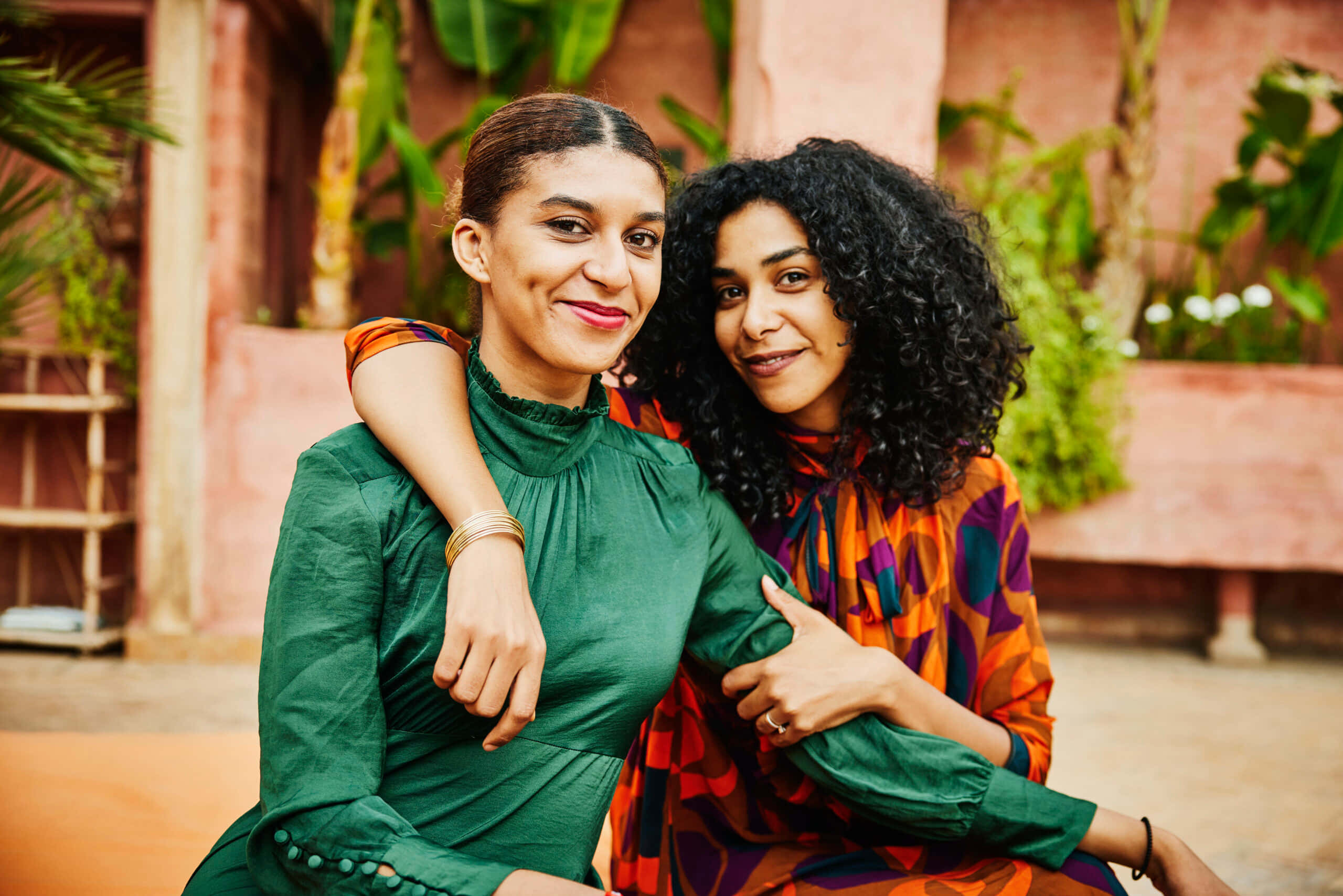 Happy Sisters Day, sunlit courtyard, lush greenery, 2K Desktop Wallpaper