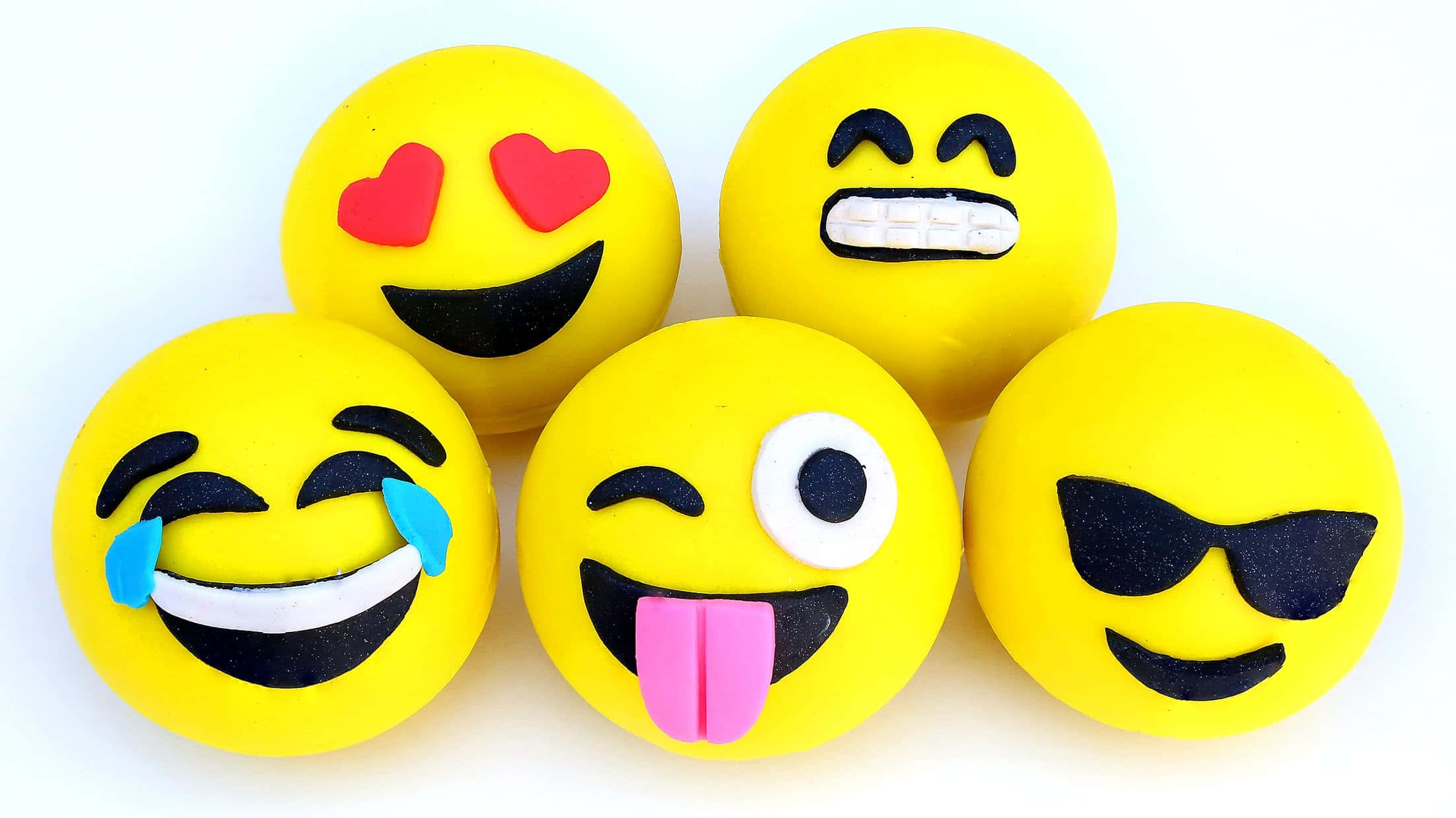 emoji-shaped fondant cakes, bright yellow, heart eyes, Full HD Desktop Wallpaper