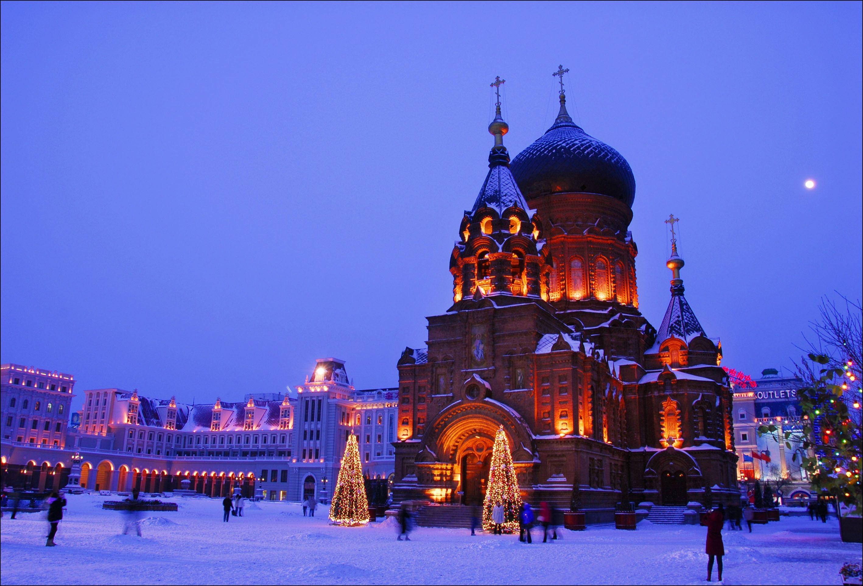 Harbin, Holiday Moonlight, snow-covered cathedral, 2K Desktop Wallpaper
