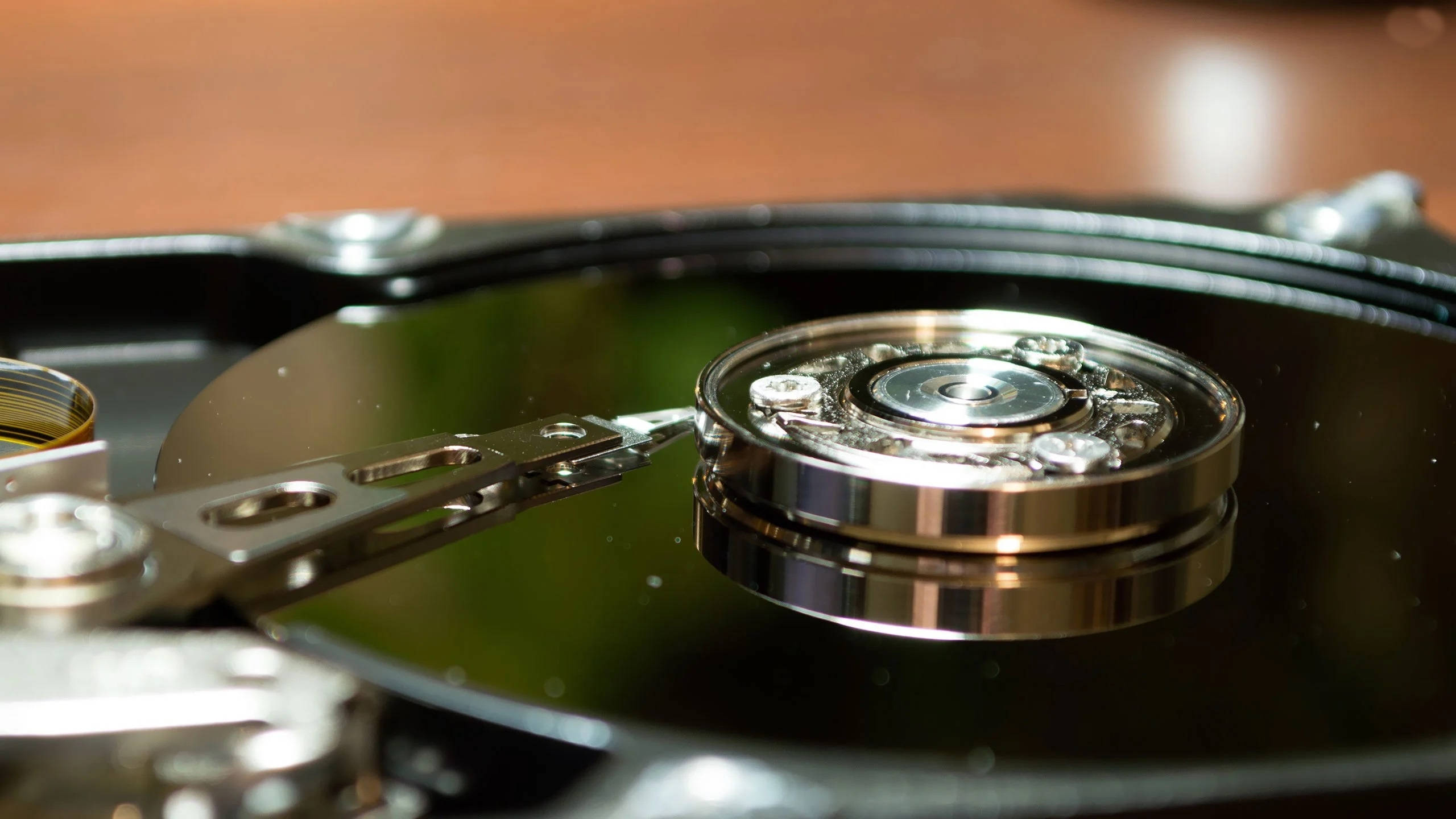 hard drive, platters, read/write arm, 2K Desktop Wallpaper