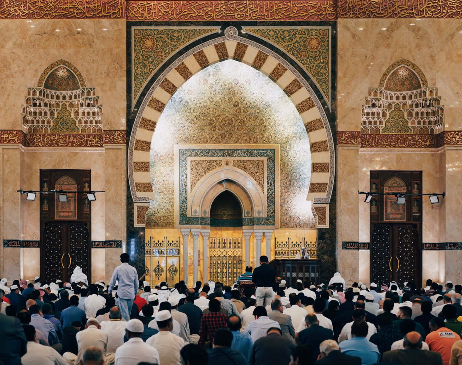 Hari Raya Haji, grand mosque, intricate golden arches, HD Desktop Wallpaper