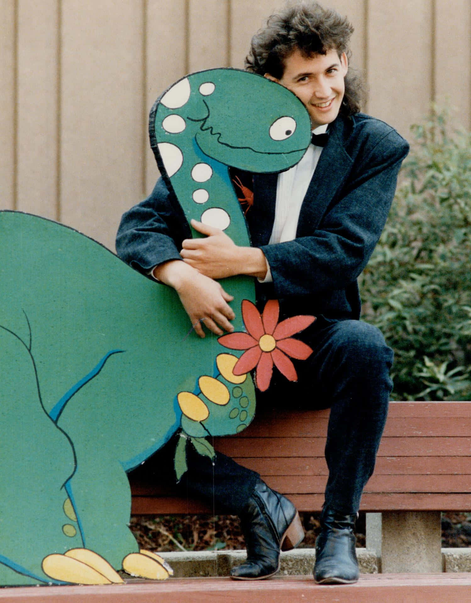 Harland Williams, green cartoon dinosaur cutout, wooden bench, Full HD Phone Wallpaper