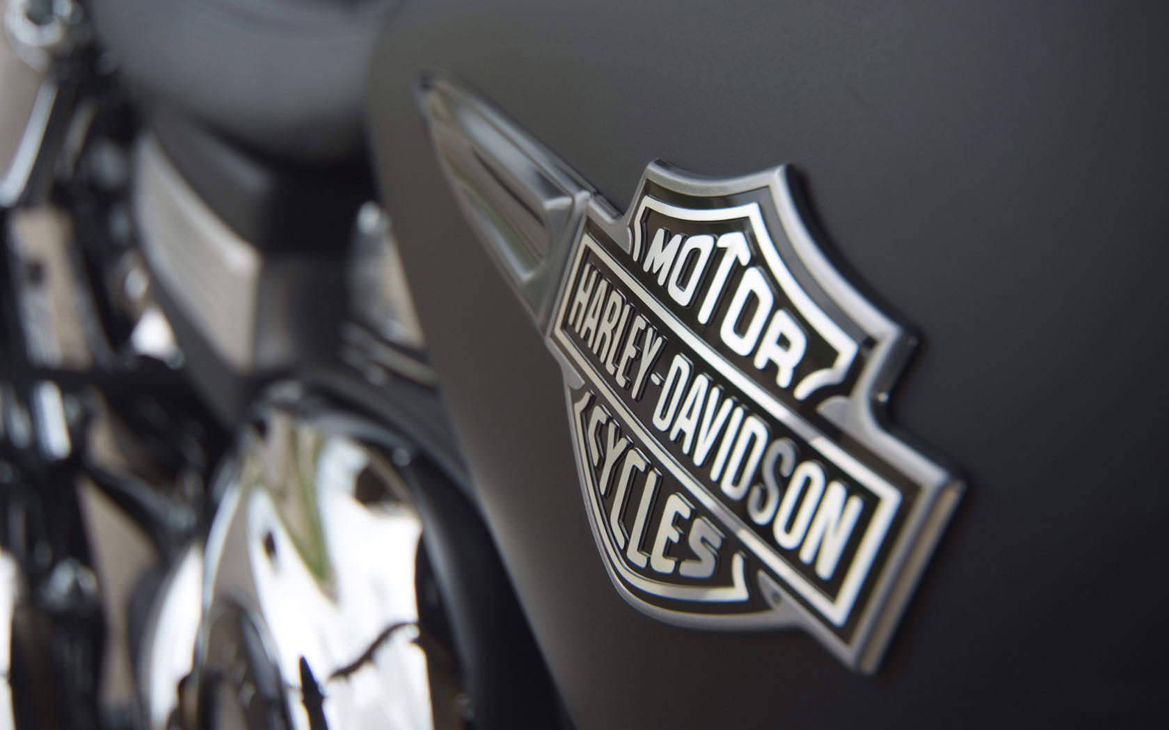Harley-Davidson logo, chrome, matte black motorcycle tank, HD Desktop Wallpaper
