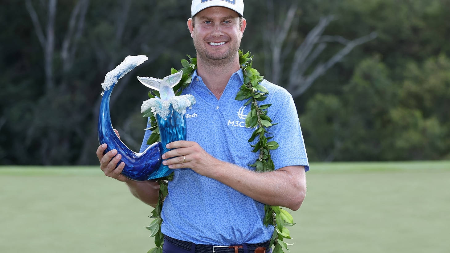 Harris English, blue whale-shaped trophy, blue shirt, HD Desktop Wallpaper