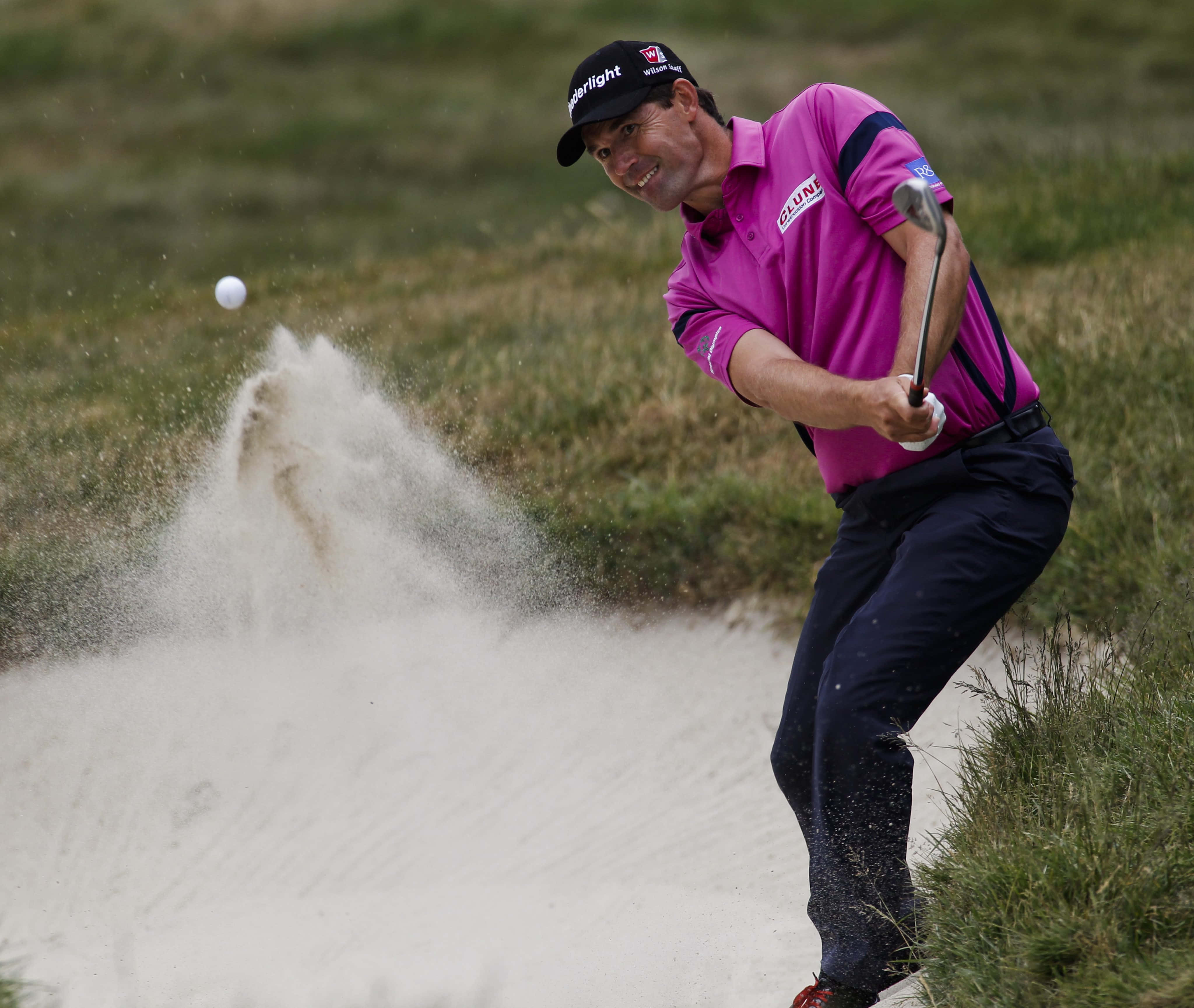 Harrison Fazar, pink shirt, sand bunker, 4K Desktop Wallpaper