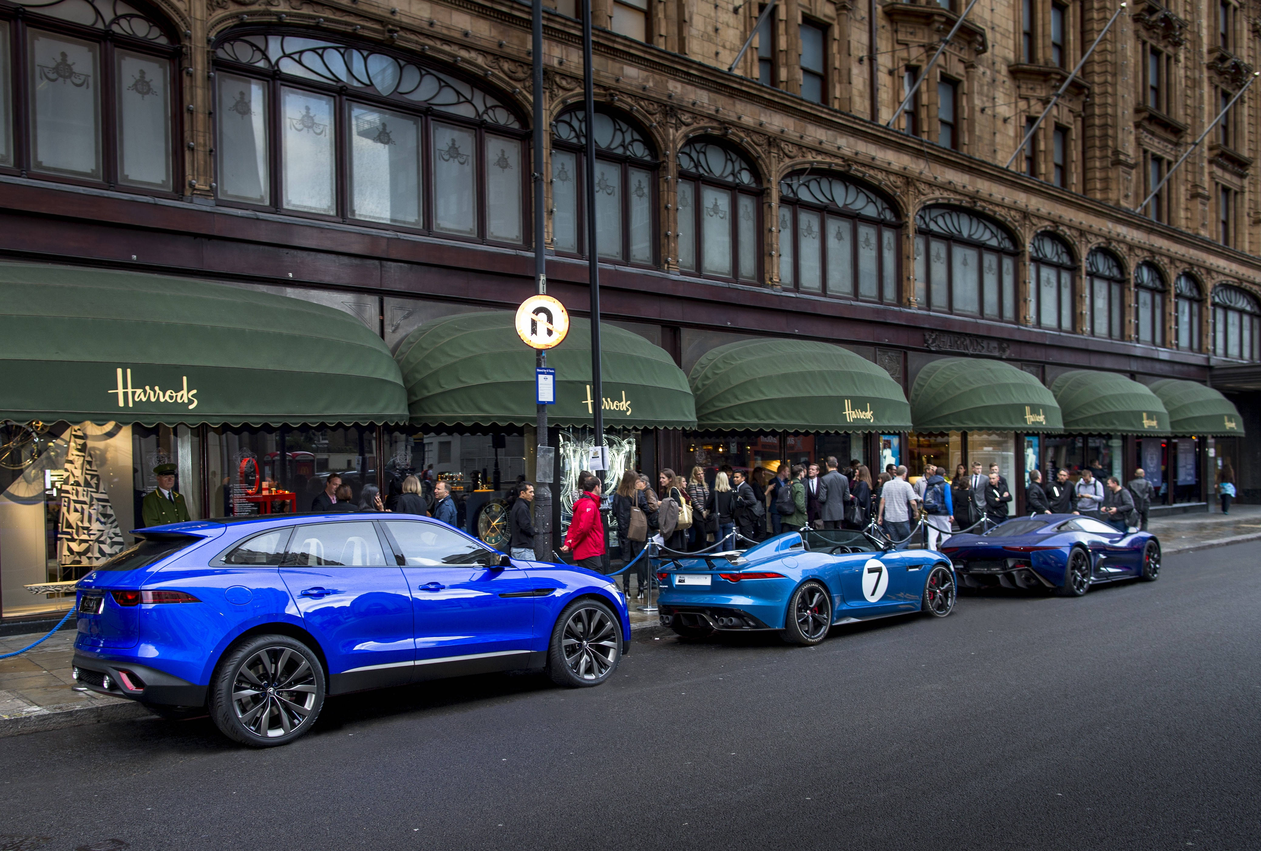 Harrods, blue luxury cars, crowds, 4K Desktop Wallpaper
