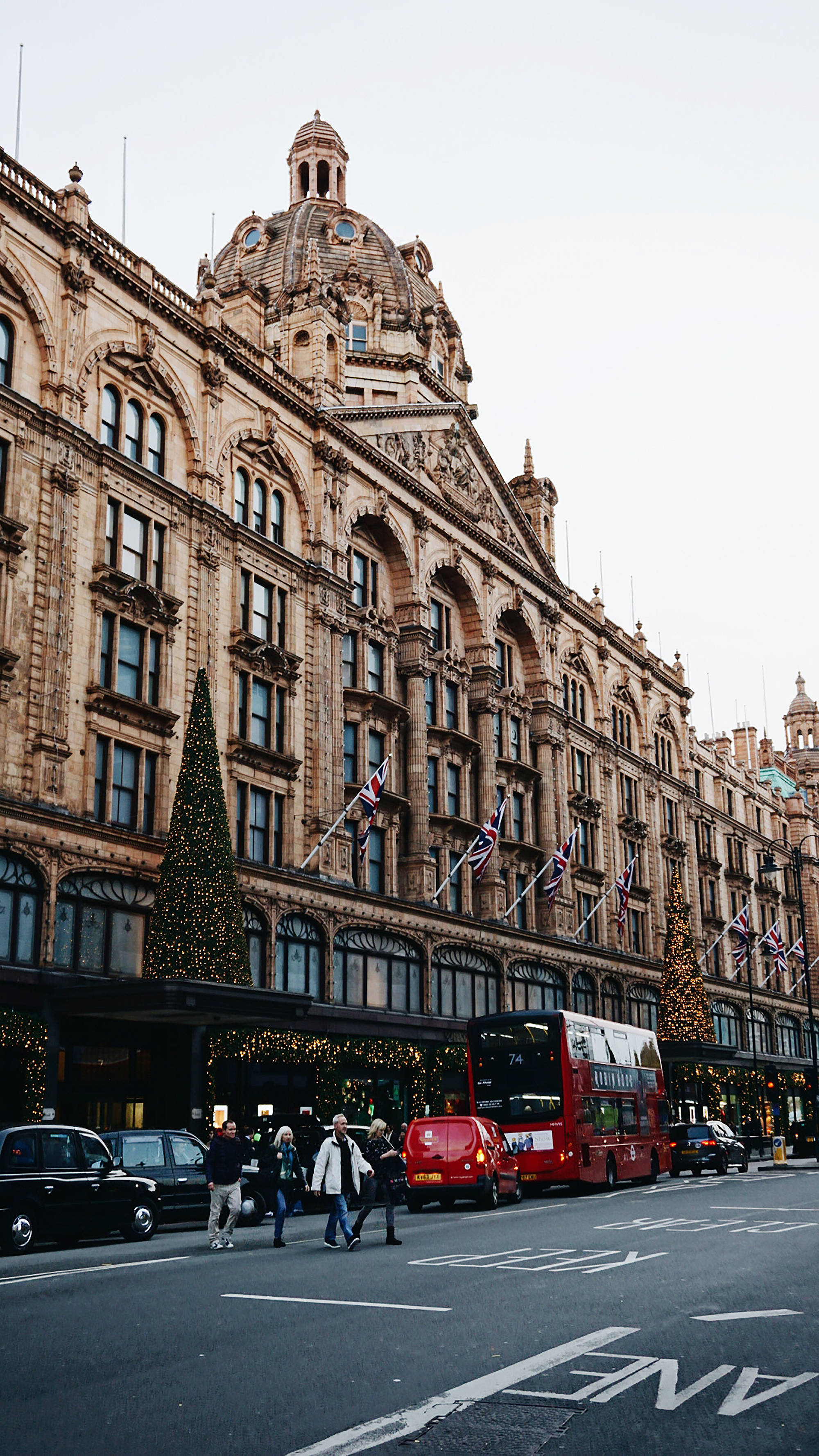 Harrods, Christmas trees, flags, 2K Phone Wallpaper