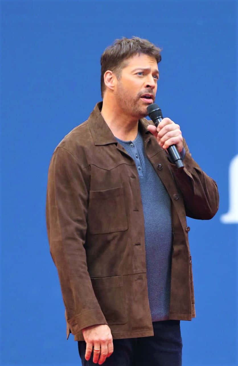 Harry Connick Jr., brown suede jacket, microphone, HD Phone Wallpaper