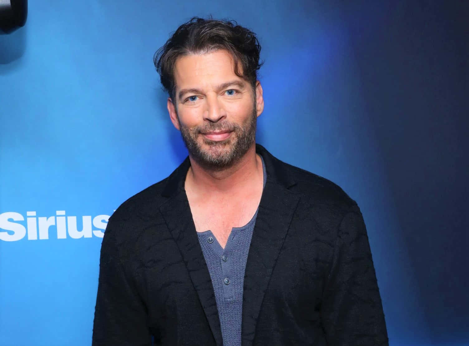 Harry Connick Jr, blue Sirius backdrop, beard, HD Desktop Wallpaper