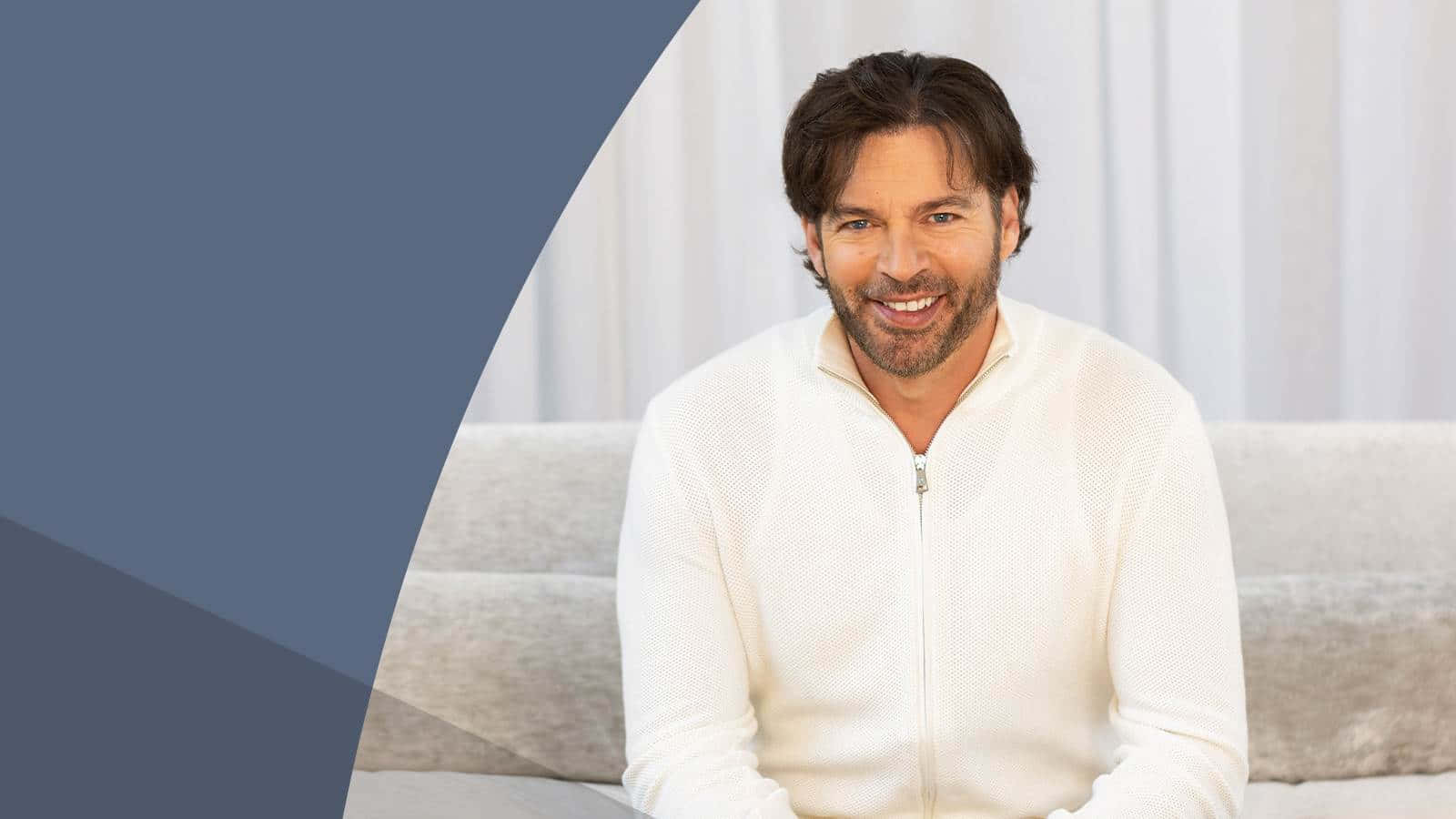Harry Connick Jr, white zip-up sweater, light gray couch, HD Desktop Wallpaper