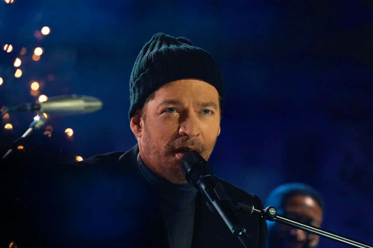 Harry Connick Jr, dark beanie, blue stage lights, SD Desktop Wallpaper
