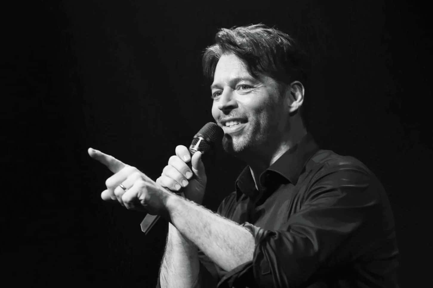 Harry Connick Jr, black shirt, microphone, HD Desktop Wallpaper
