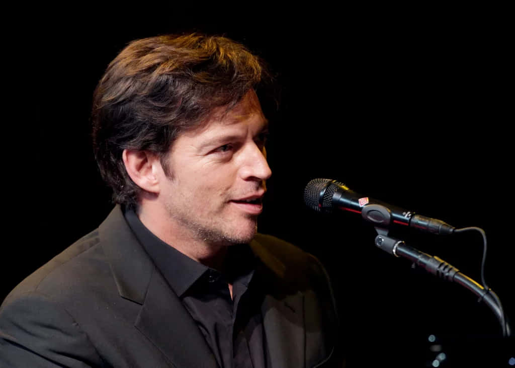 Harry Connick Jr, black suit, microphone, SD Desktop Wallpaper