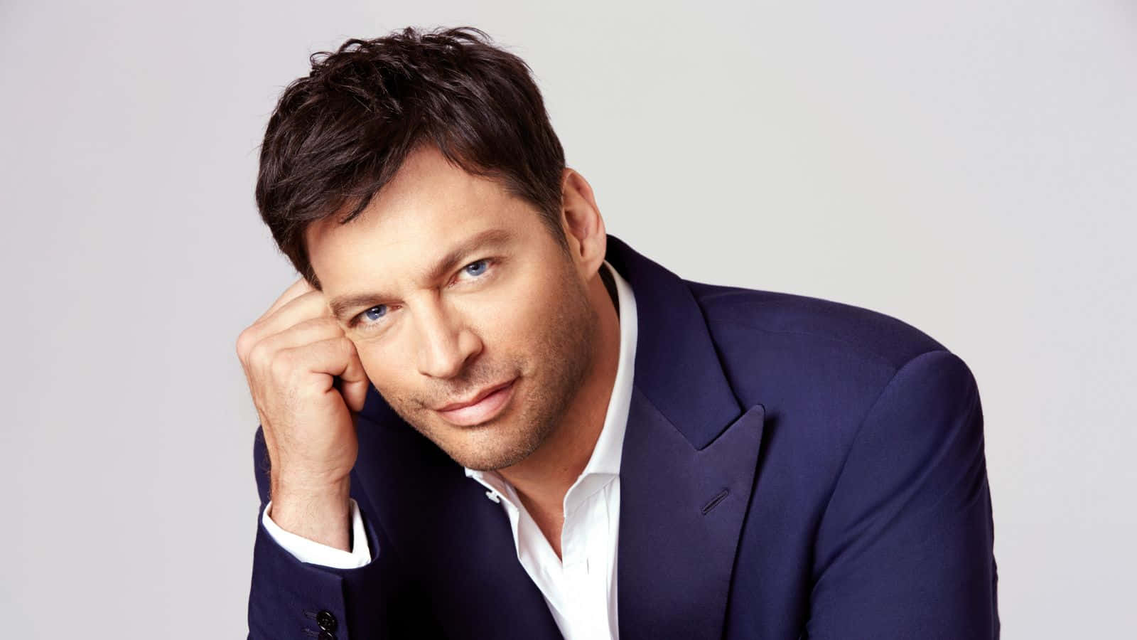 Harry Connick Jr, navy suit, light gray background, HD Desktop Wallpaper