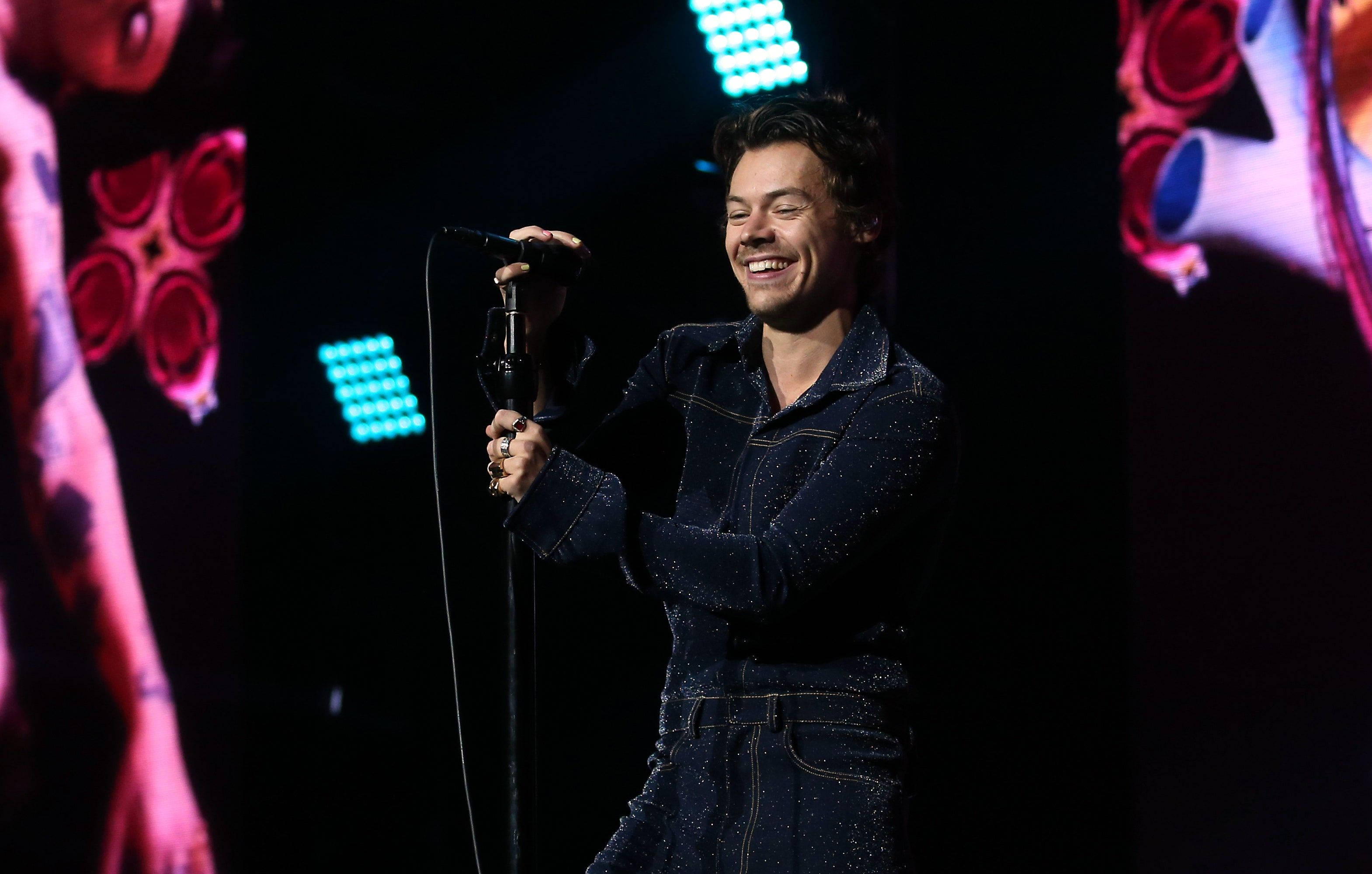 Harry Styles, microphone, dark stage, 2K Desktop Wallpaper