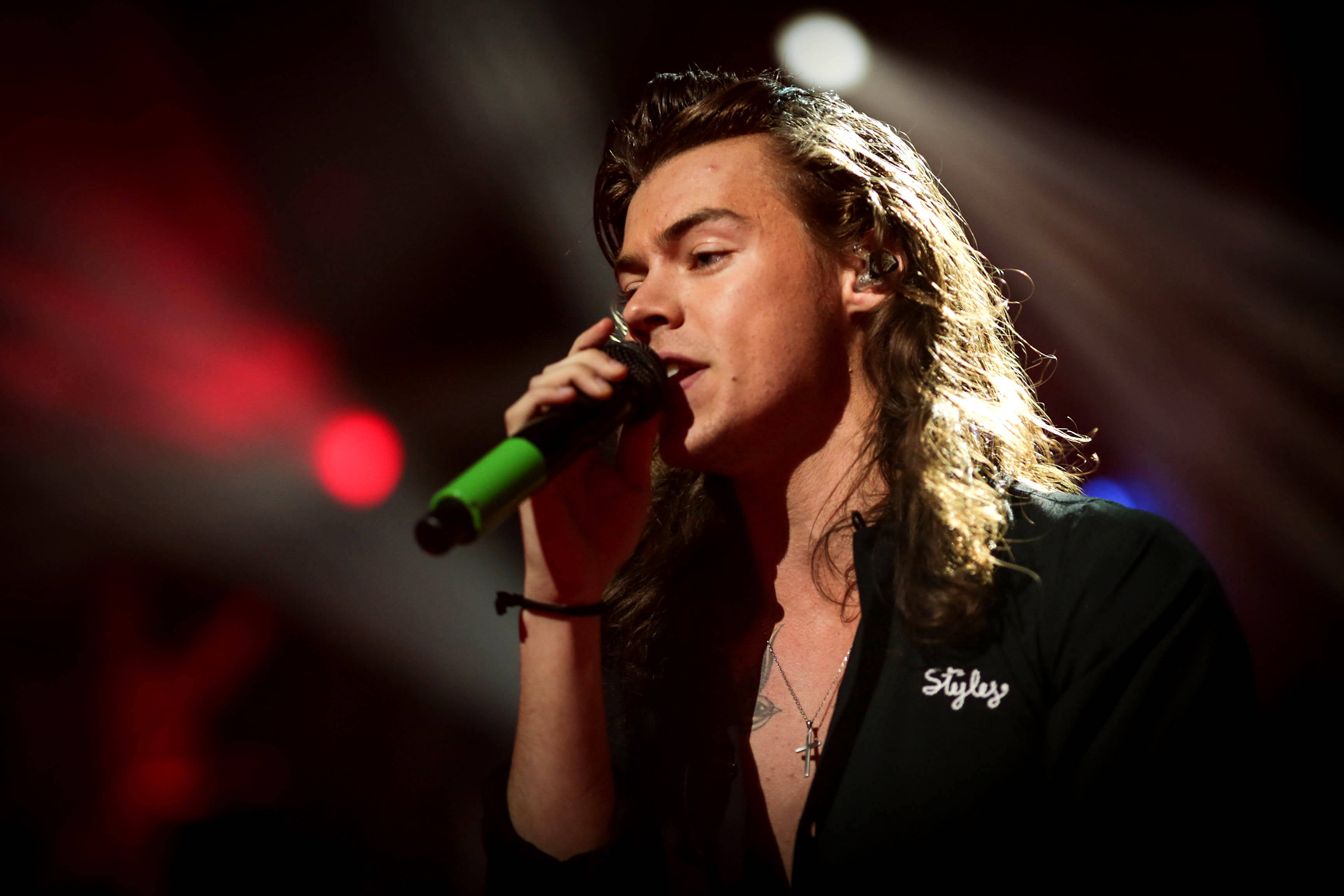 Harry Styles, long hair, green microphone, 2K Desktop Wallpaper