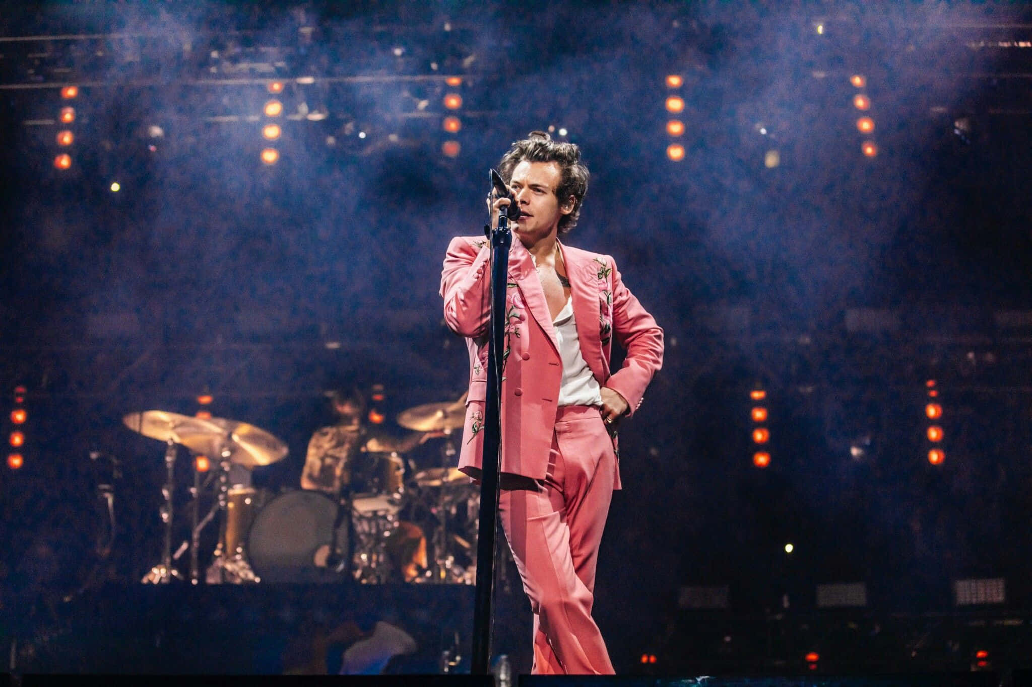Harry Styles, pink suit, smoky concert stage, Full HD Desktop Wallpaper