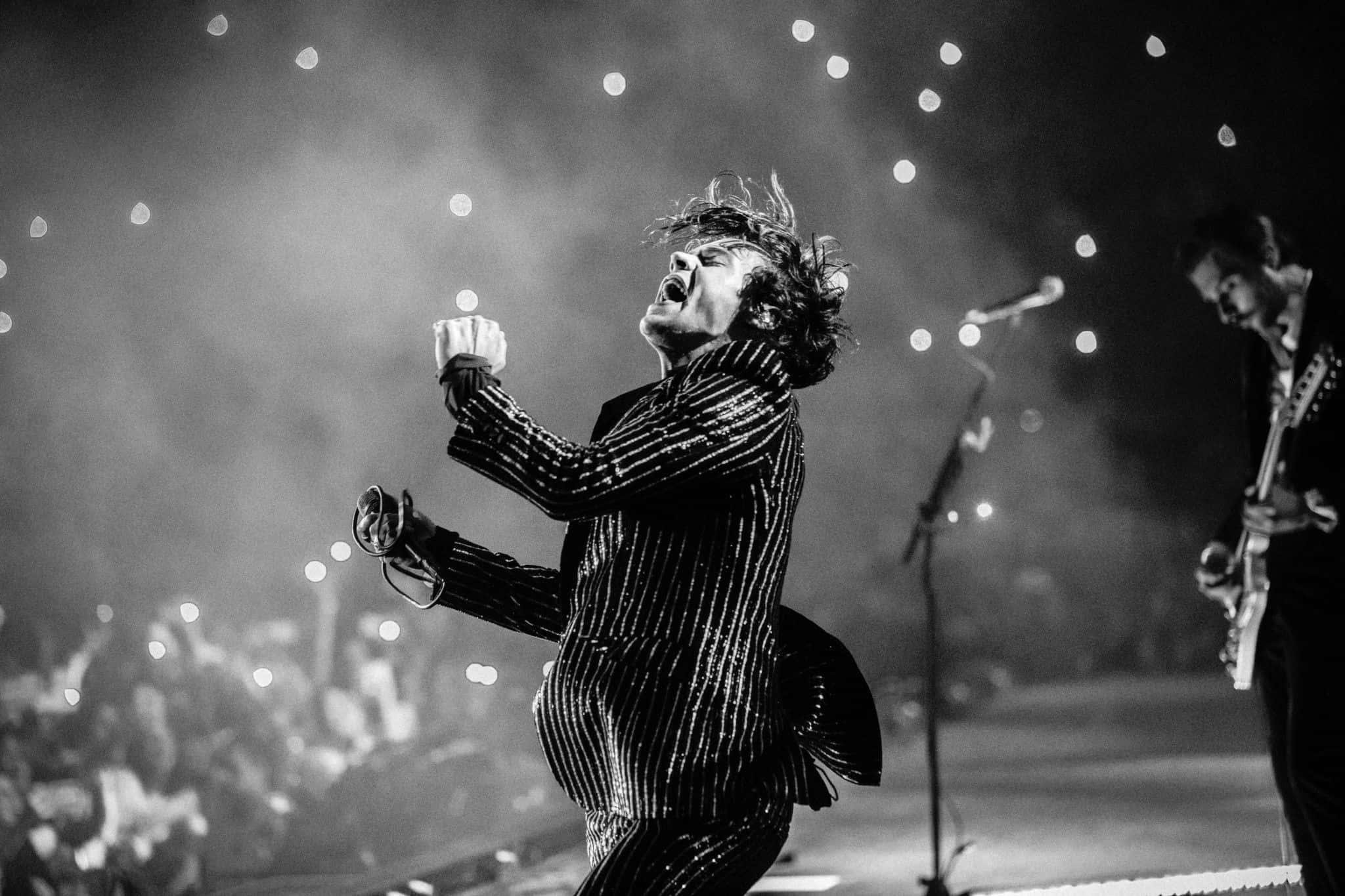 Harry Styles, pinstripe suit, stage lights, Full HD Desktop Wallpaper