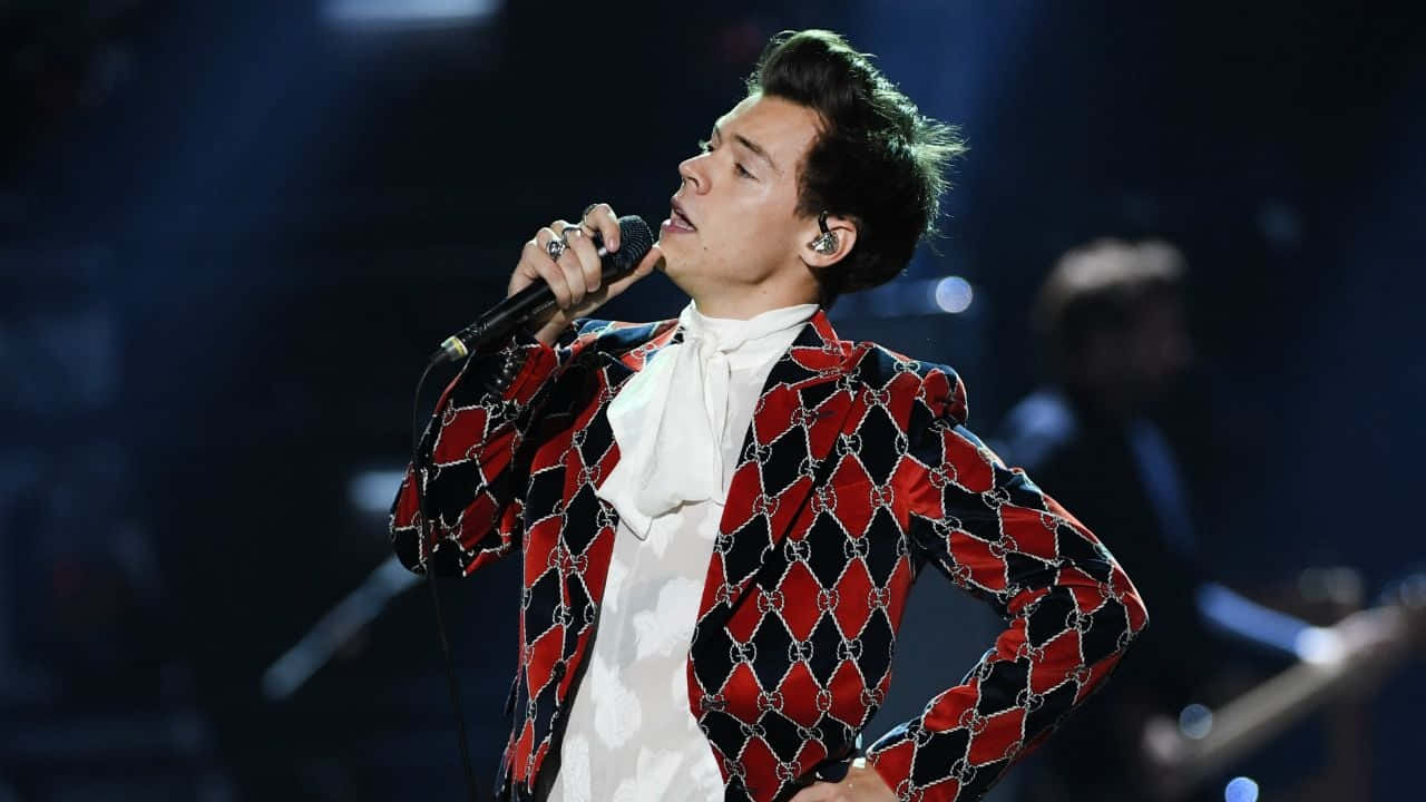 Harry Styles, red and black diamond-patterned jacket, stage lights, HD Desktop Wallpaper