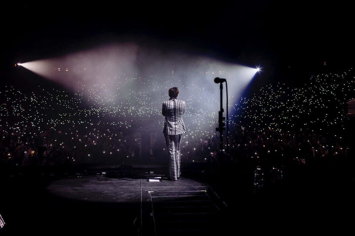 Harry Styles Laptop, checkered suit, dark stage, SD Desktop Wallpaper