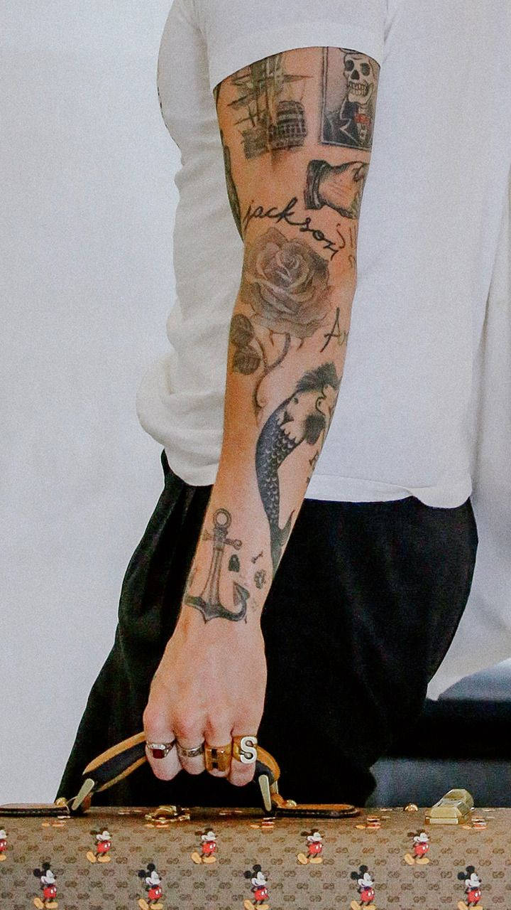 Harry Styles, Mickey Mouse patterned handbag, plain white wall, HD Phone Wallpaper
