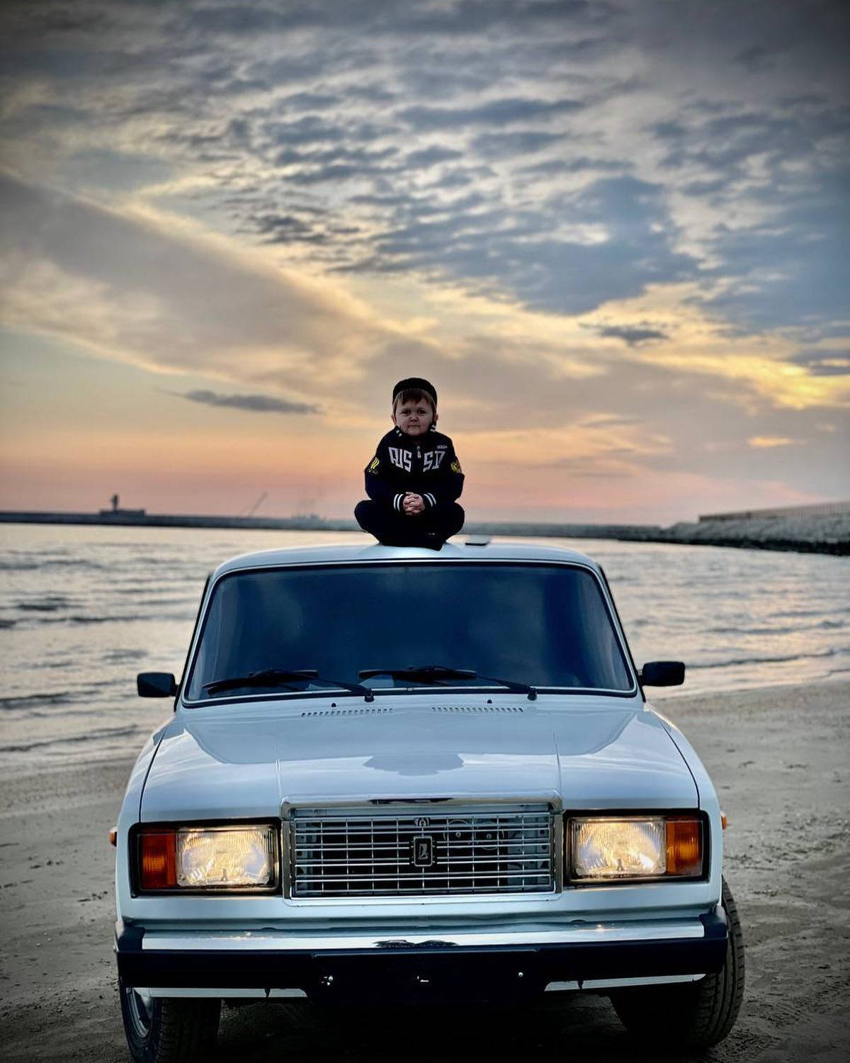 Hasbulla, white classic car, beach, HD Phone Wallpaper