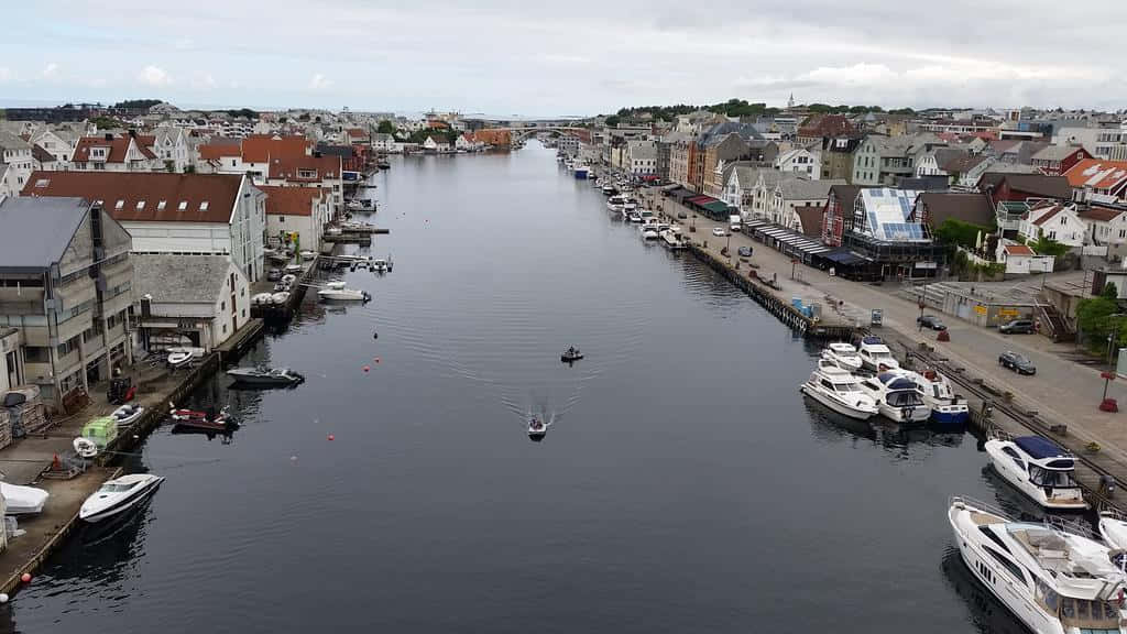 Haugesund, waterfront view, narrow harbor, SD Desktop Wallpaper