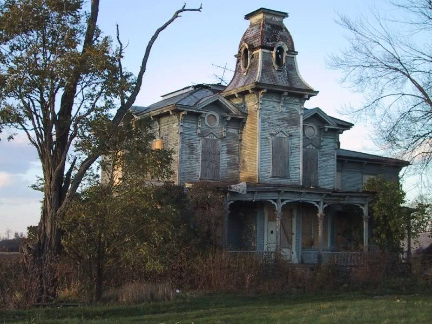 Victorian house, peeling blue paint, broken windows, HD Desktop Wallpaper