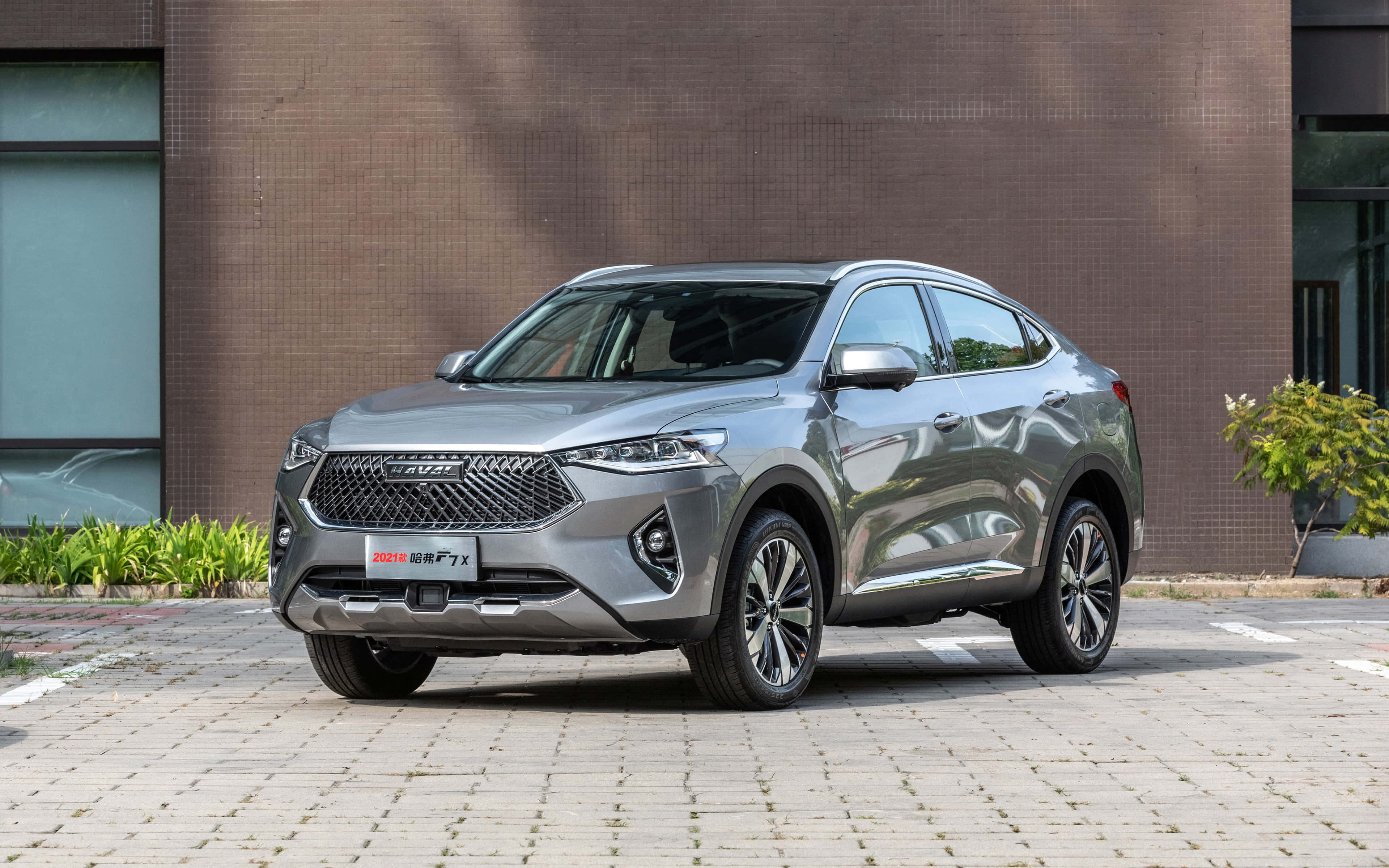 Haval, sleek silver SUV, paved courtyard, 4K Desktop Wallpaper