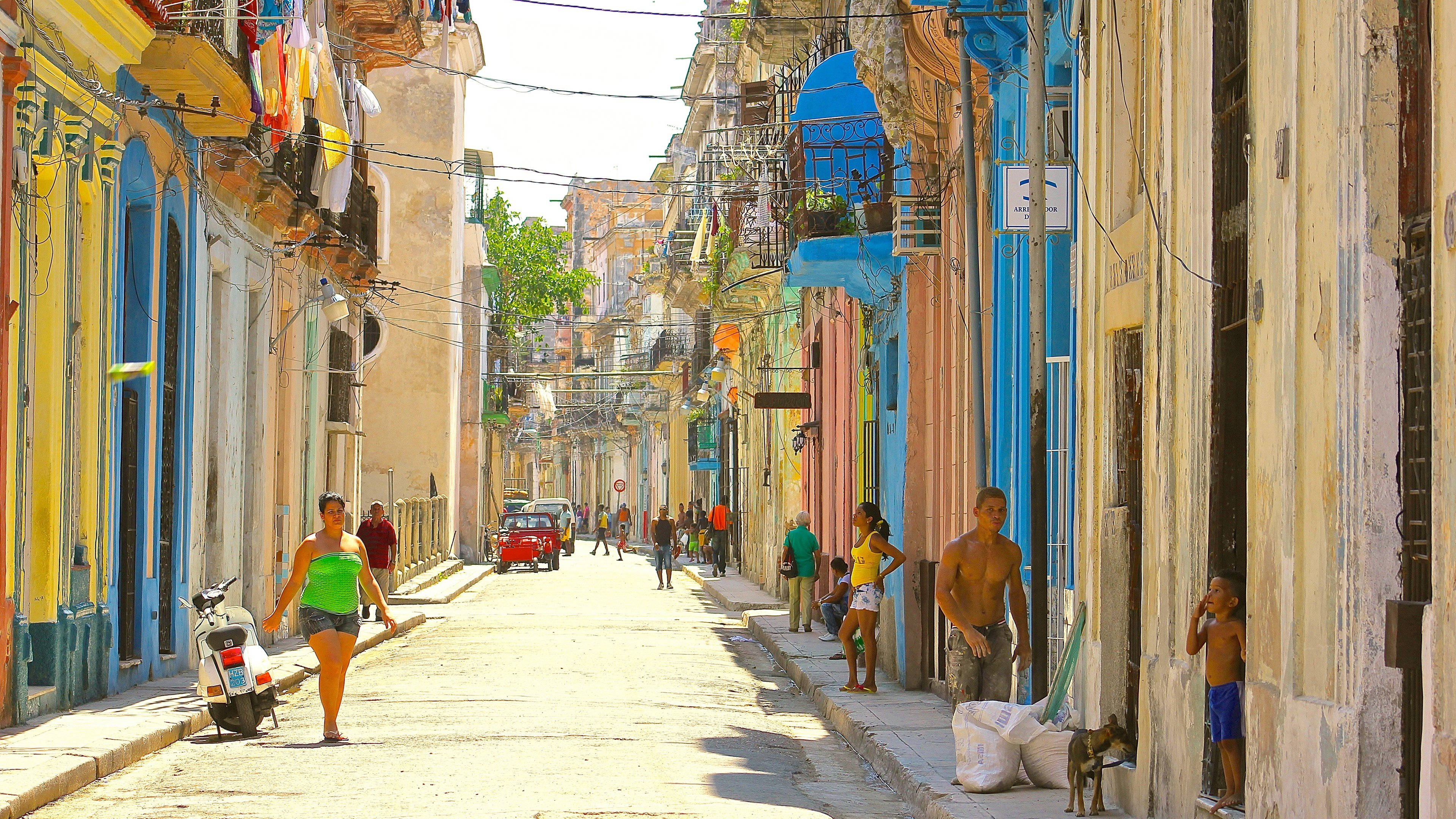 Havana, sunlit street, colorful Cuban town, 4K Desktop Wallpaper