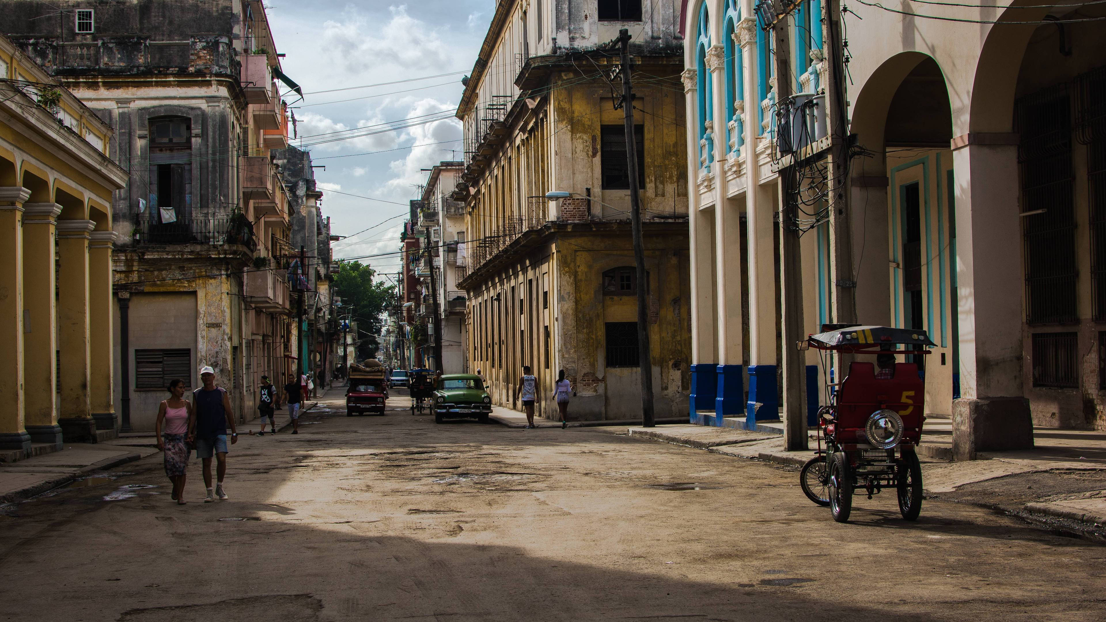 Havana, sunlit street, historic city, 4K Desktop Wallpaper