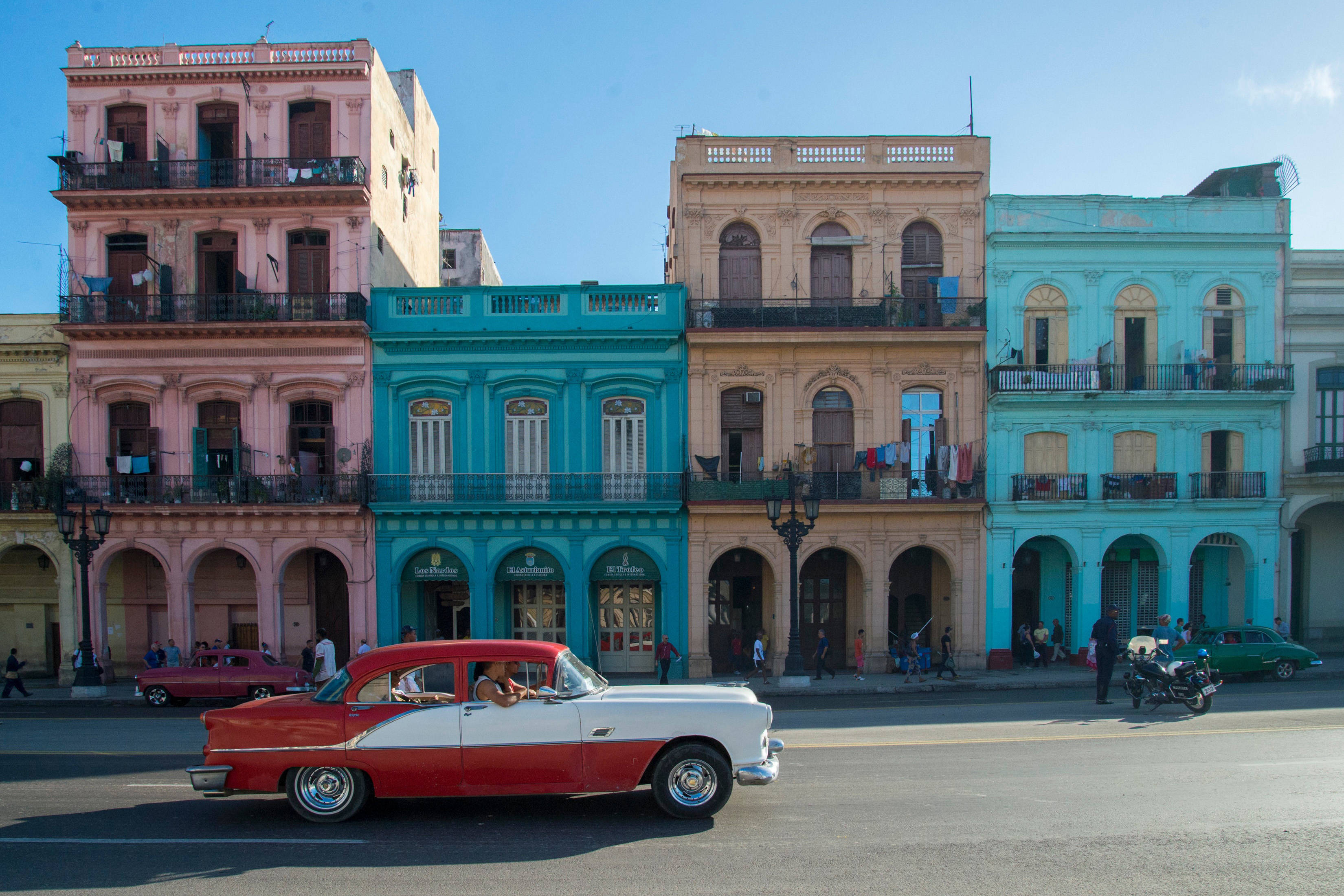 Havana, red and white car, pastel-colored colonial buildings, 2K Desktop Wallpaper