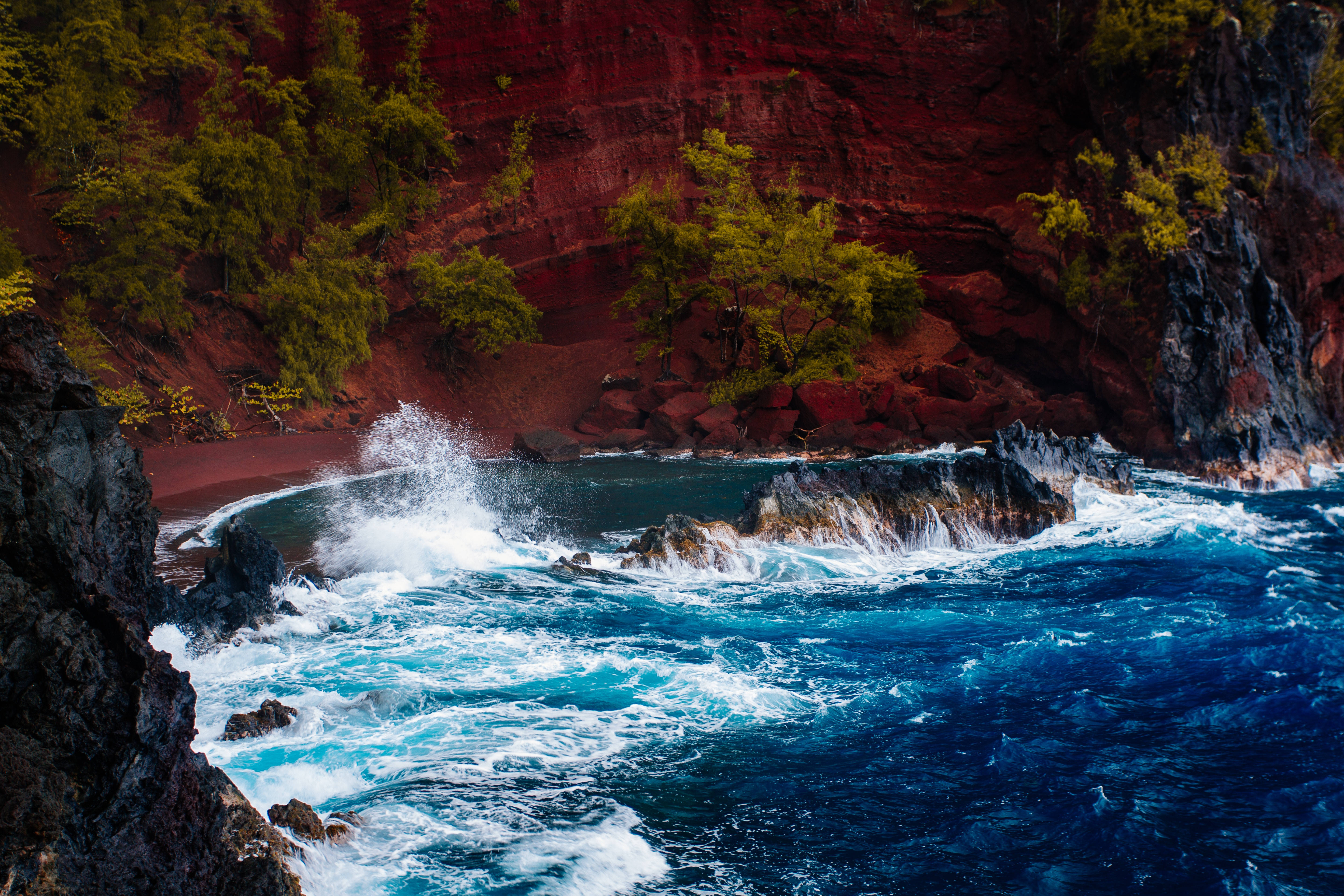 Hawaii, red sand beach, turquoise waves, 5K Desktop Wallpaper