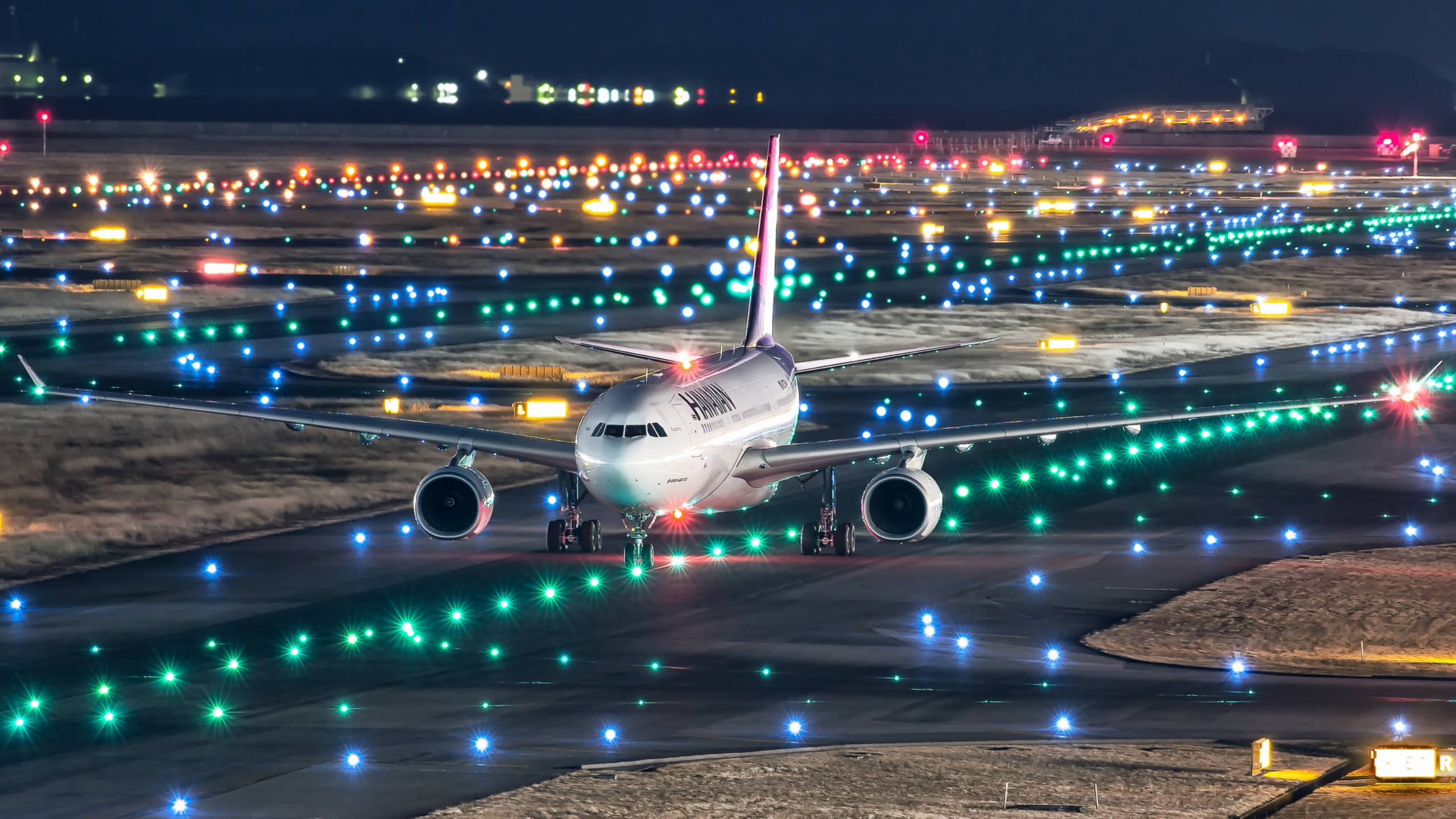 Hawaiian Airlines, runway, night, 2K Desktop Wallpaper