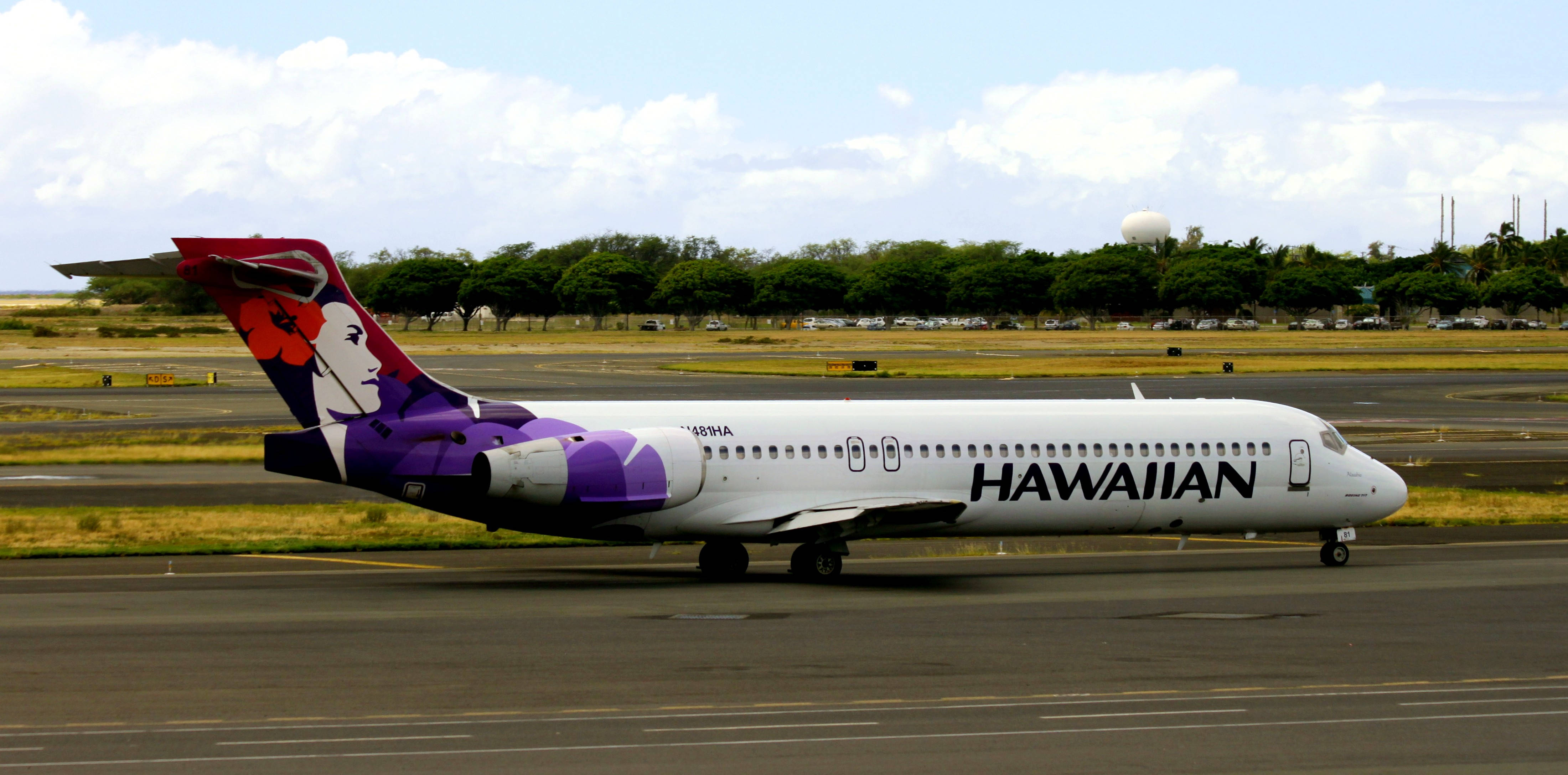 Hawaiian Airlines, purple and red livery, runway, 4K Desktop Wallpaper