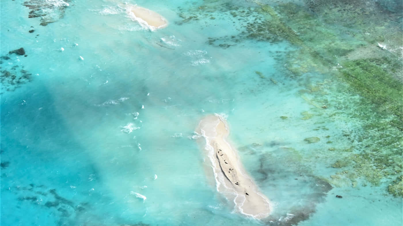 Hawaiian Island, slender sandy islet, vibrant turquoise waters, HD Desktop Wallpaper